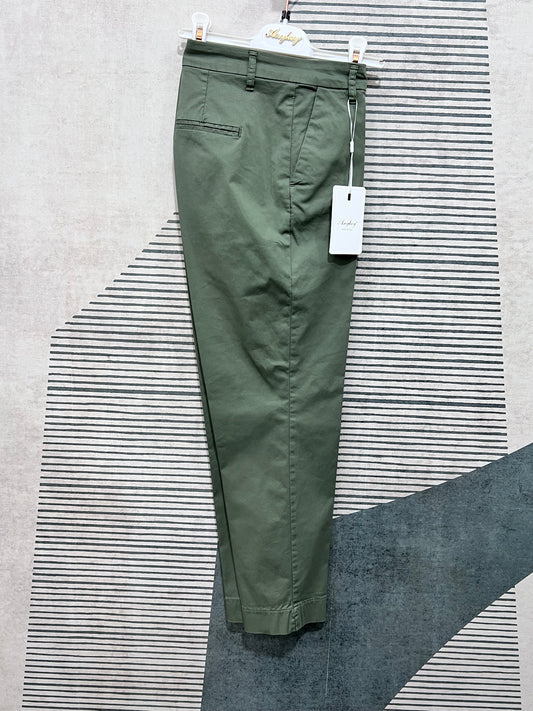 "Pantalone Any in cotone Capri colore militare, vista laterale"