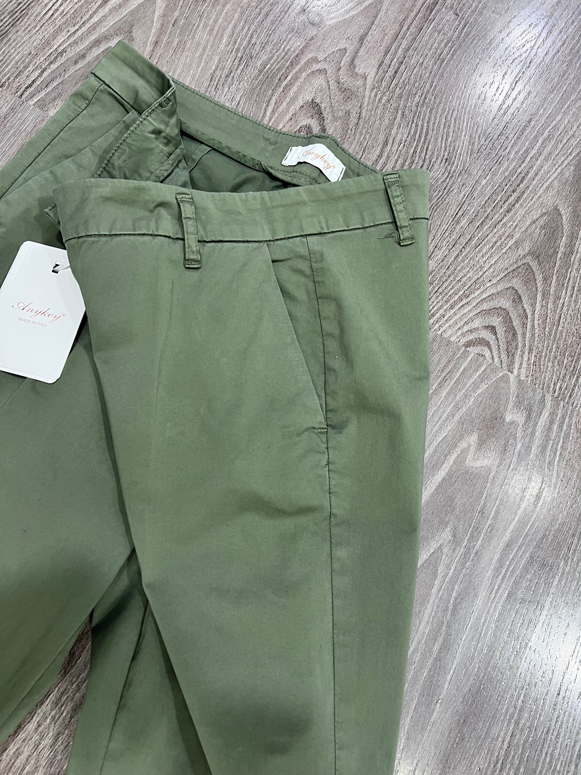 "Pantalone Any in cotone Capri colore verde, dettaglio tasche"