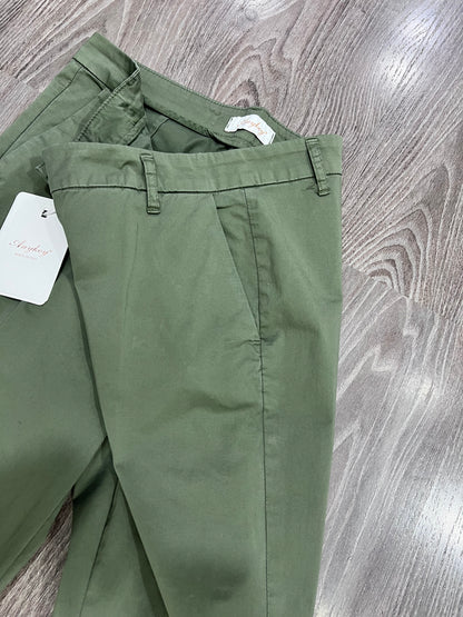 "Pantalone Any in cotone Capri colore verde, dettaglio tasche"