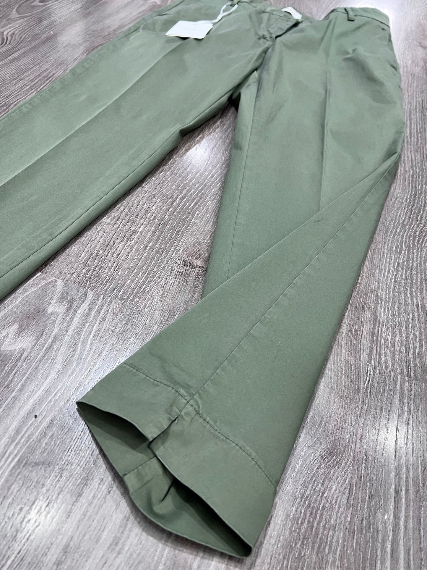 "Pantalone Any in cotone Capri colore verde, dettaglio spacchetti sul fondo"