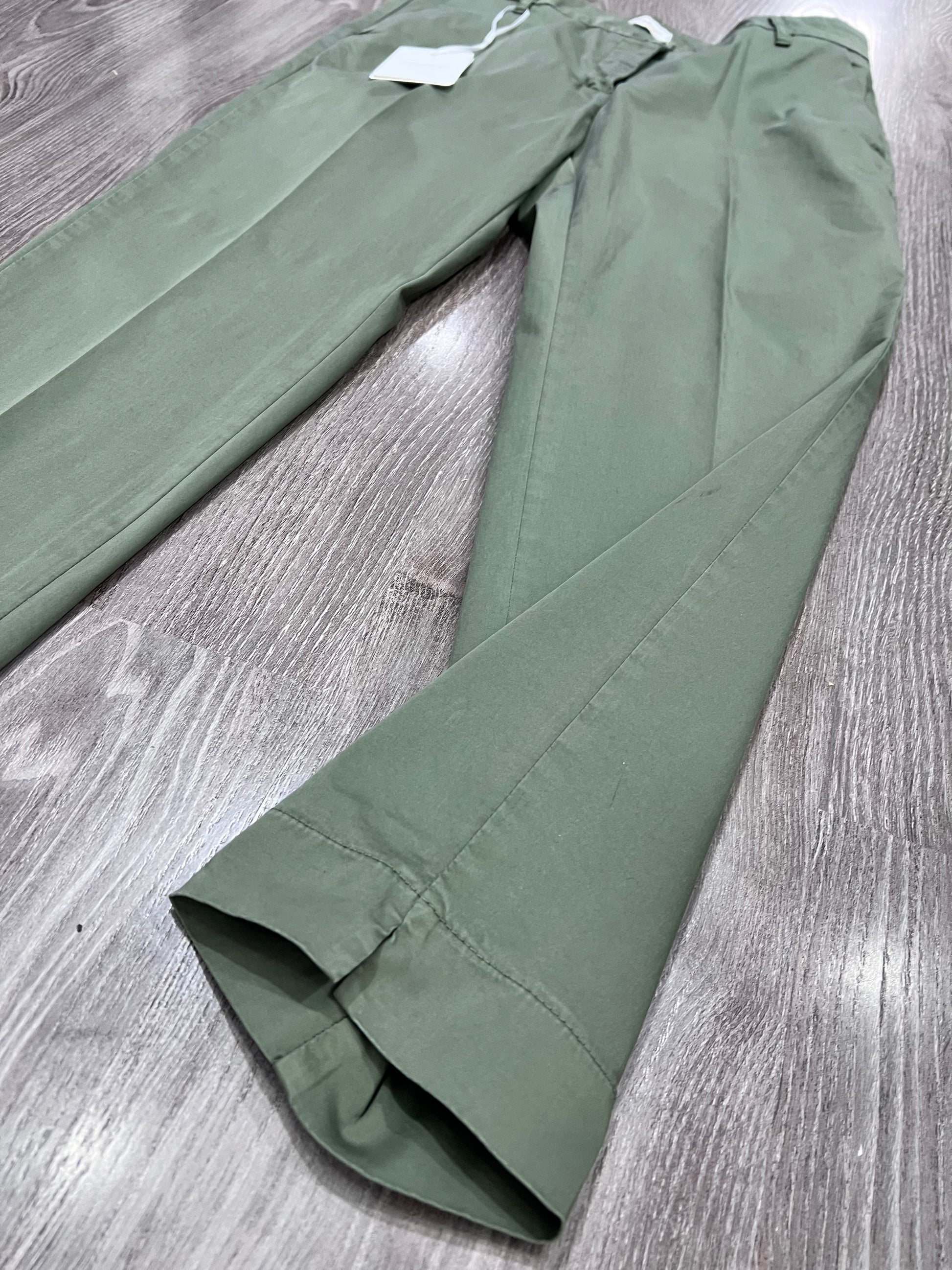 "Pantalone Any in cotone Capri colore verde, dettaglio spacchetti sul fondo"