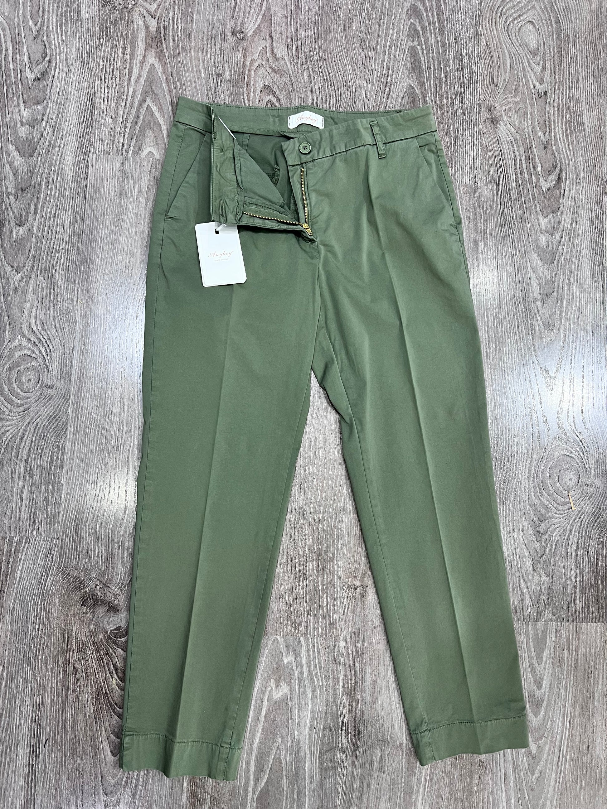 "Pantalone Any in cotone Capri, dettaglio vita media e chiusura"