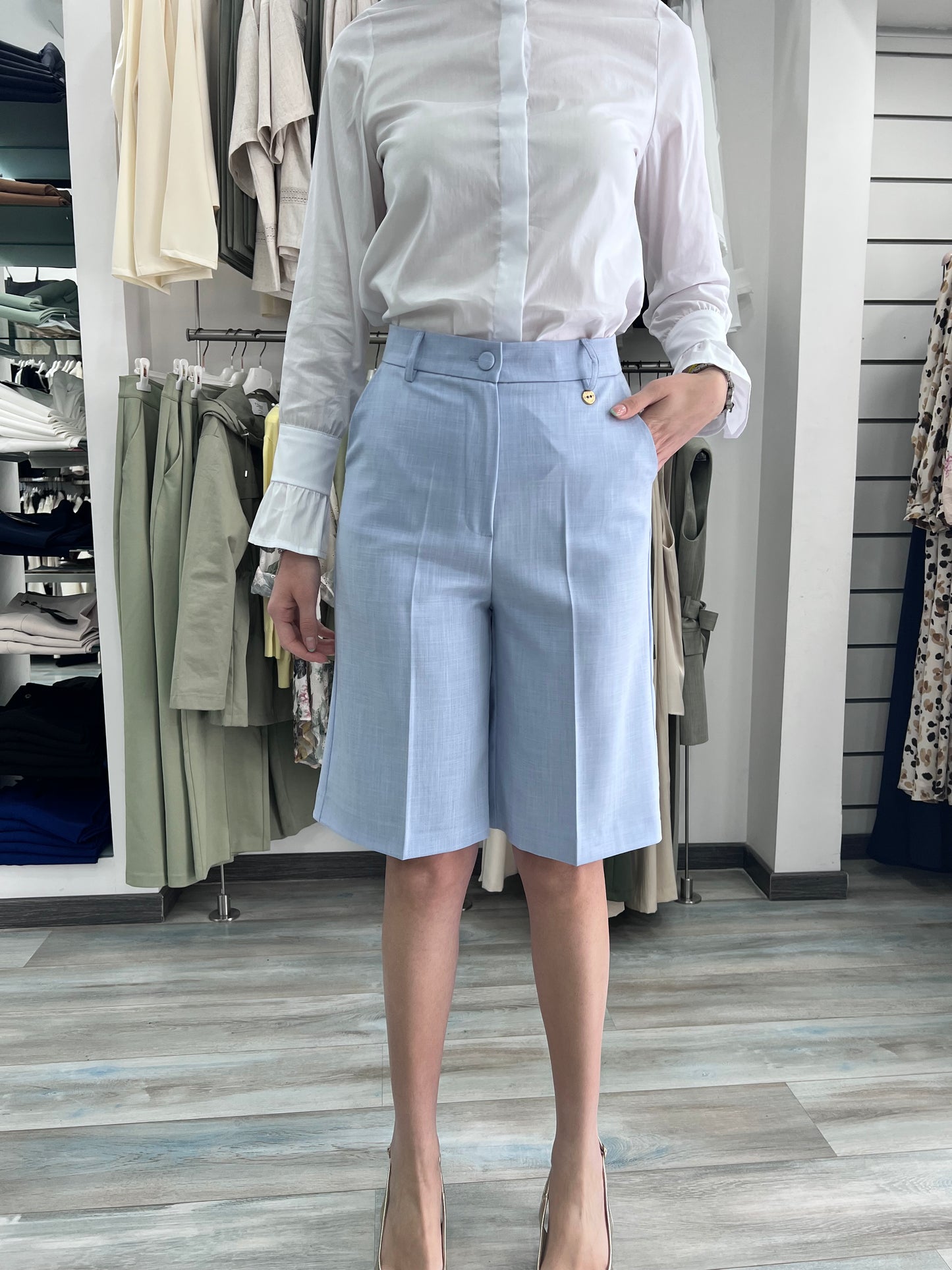 "Bermuda 91 celeste, vista frontale, pantaloni corti donna con tessuto fiammato leggero"