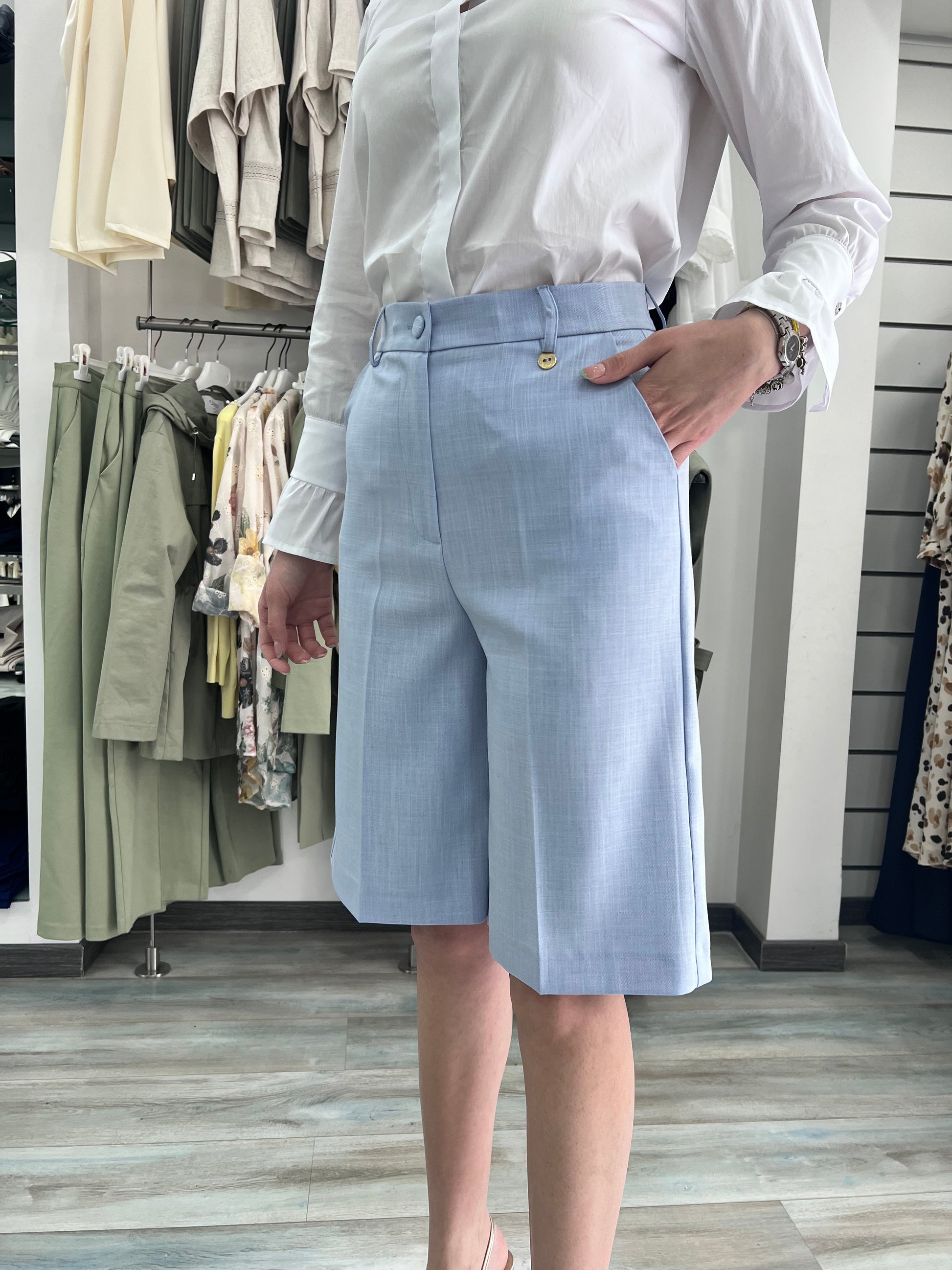 "Bermuda 91 celeste, vista laterale, pantaloni corti donna con gamba ampia"