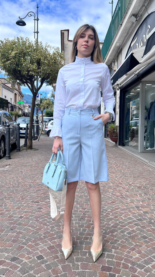 "Bermuda 91 celeste e verde, indossato da modella, stile casual chic"