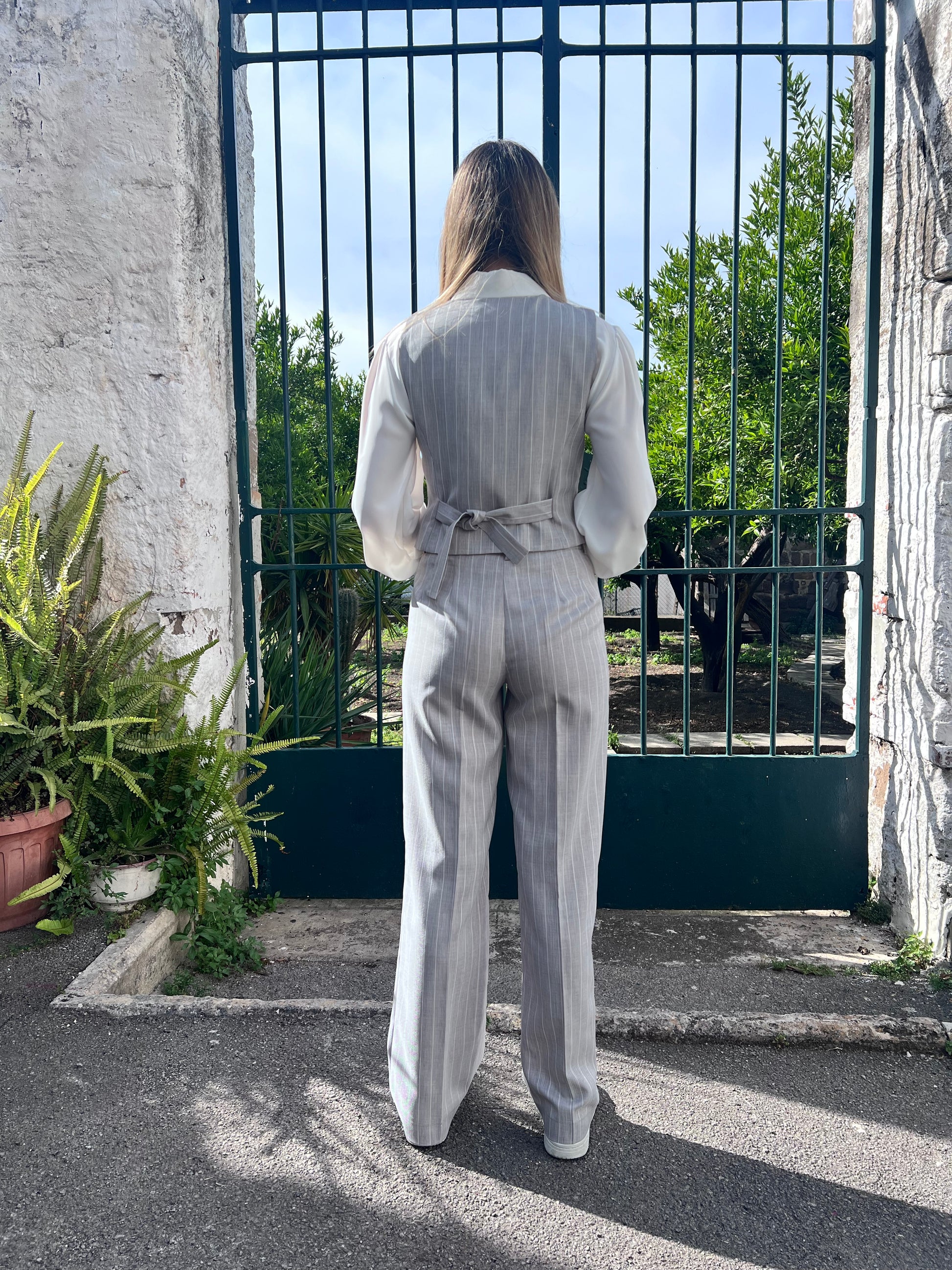 "Completo donna CordSet Gilet Gessato, vista posteriore del gilet e pantalone palazzo."