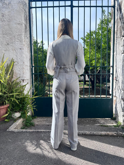 "Completo donna CordSet Gilet Gessato, vista posteriore del gilet e pantalone palazzo."