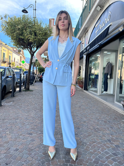 "Completo Donna Cord Set GL in colore polvere, vista frontale. Gilet e pantalone palazzo elegante Made in Italy."