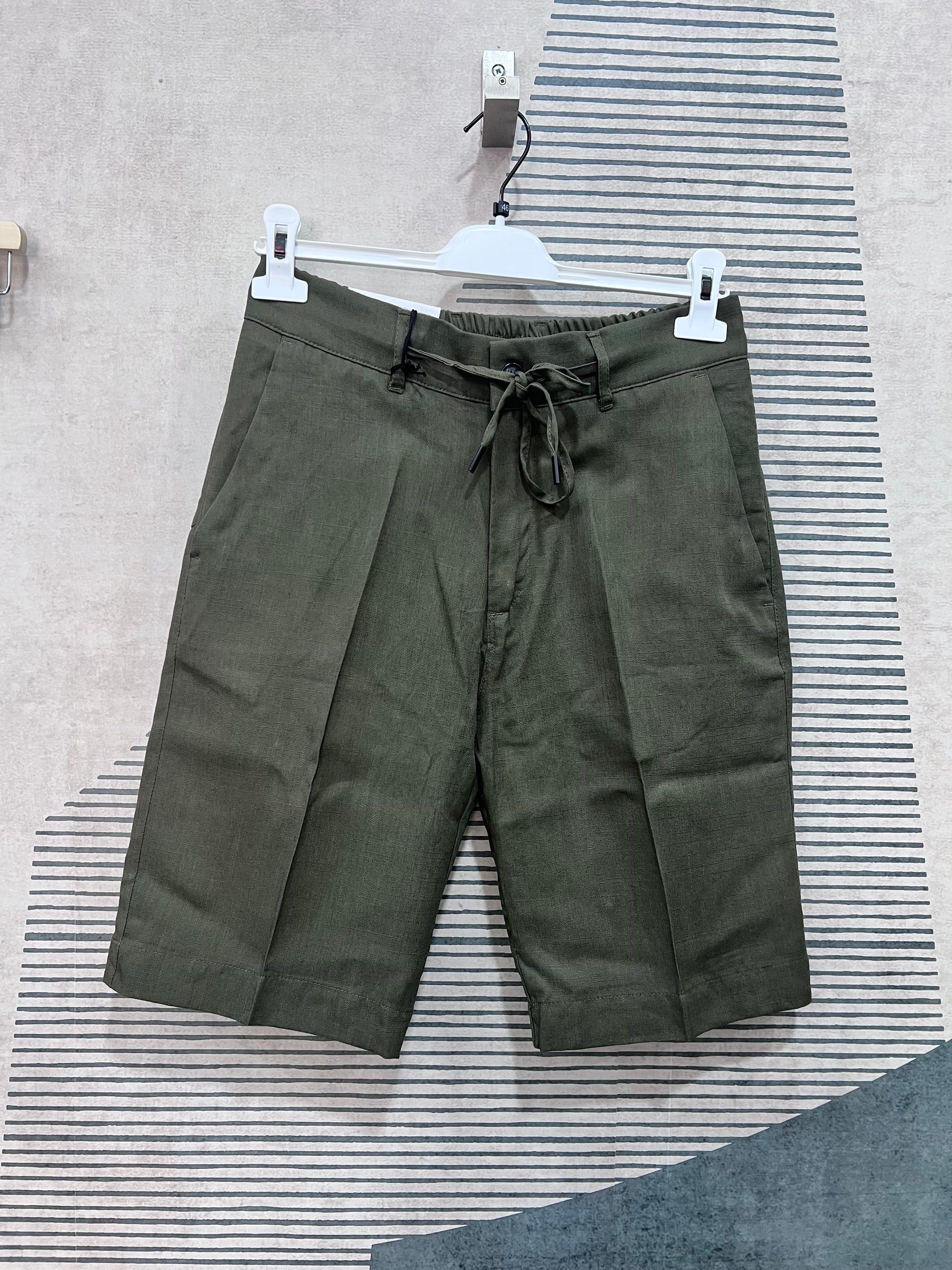 Bermuda uomo lino e Tencel verde militare  - vista frontale - Made in Italy – Frarò Shop