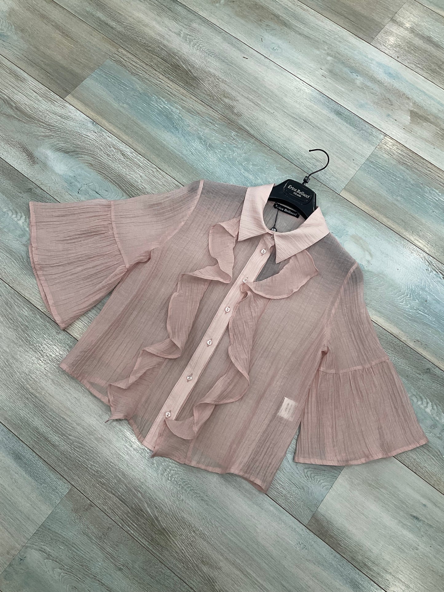 Dettaglio collo con rouge e chiusura a bottoni – Camicia Donna 103 rosa Erica Bellucci Made in Italy