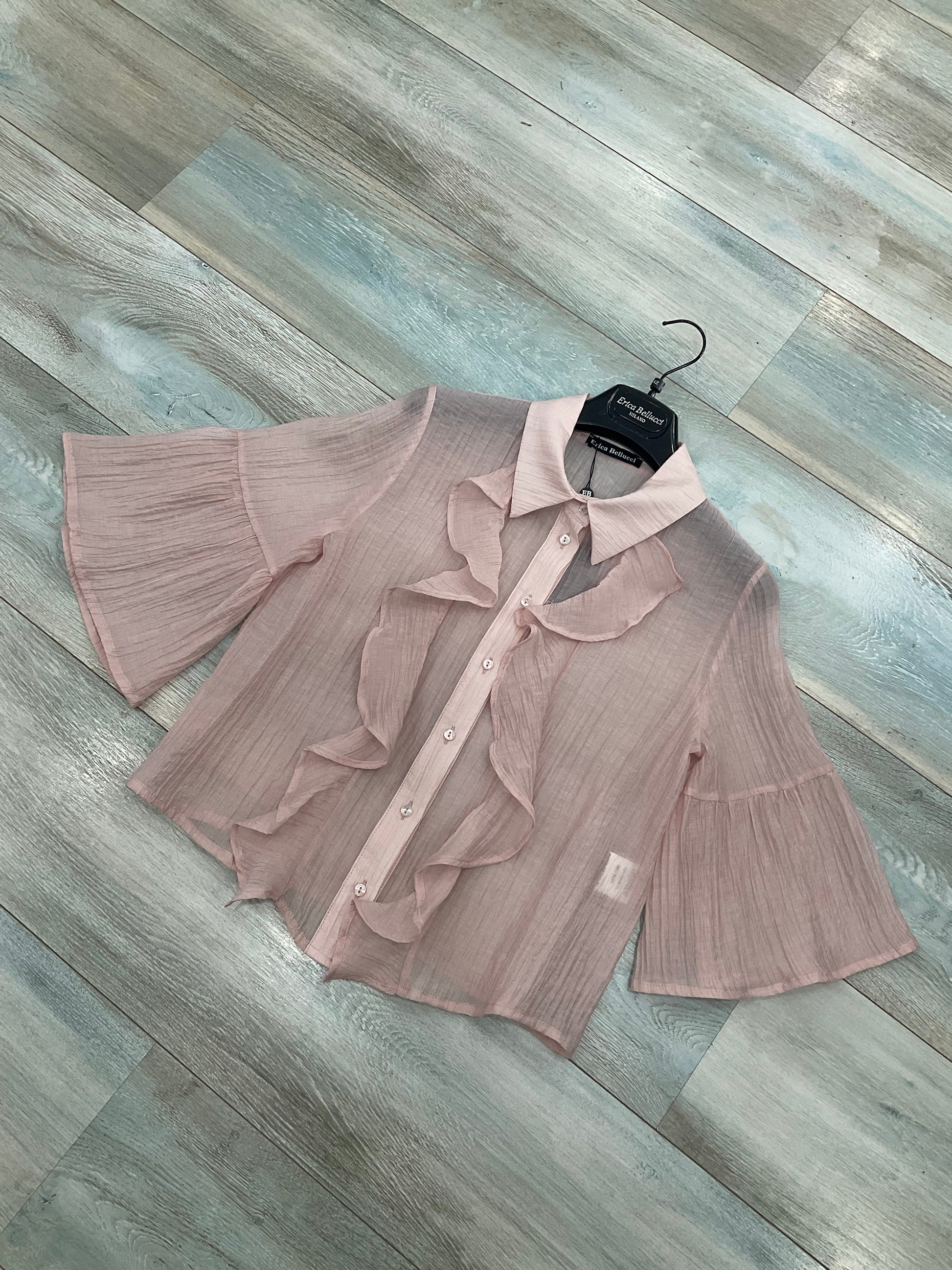 Dettaglio collo con rouge e chiusura a bottoni – Camicia Donna 103 rosa Erica Bellucci Made in Italy