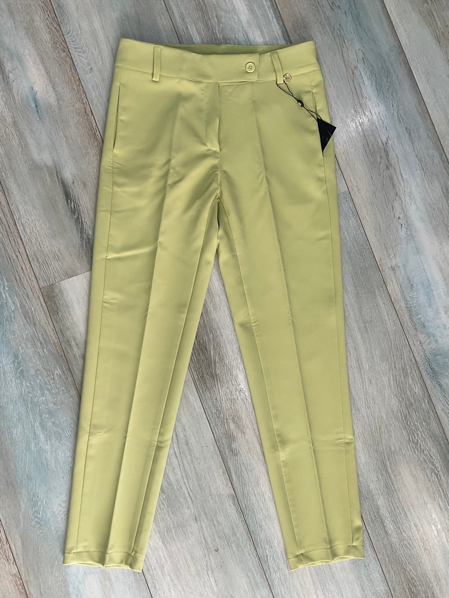 Pantalone capri donna vita alta colore verde chiaro con tasche a filo – vista frontale aperto - sù sfondo neutro Made in Italy Erica Bellucci
