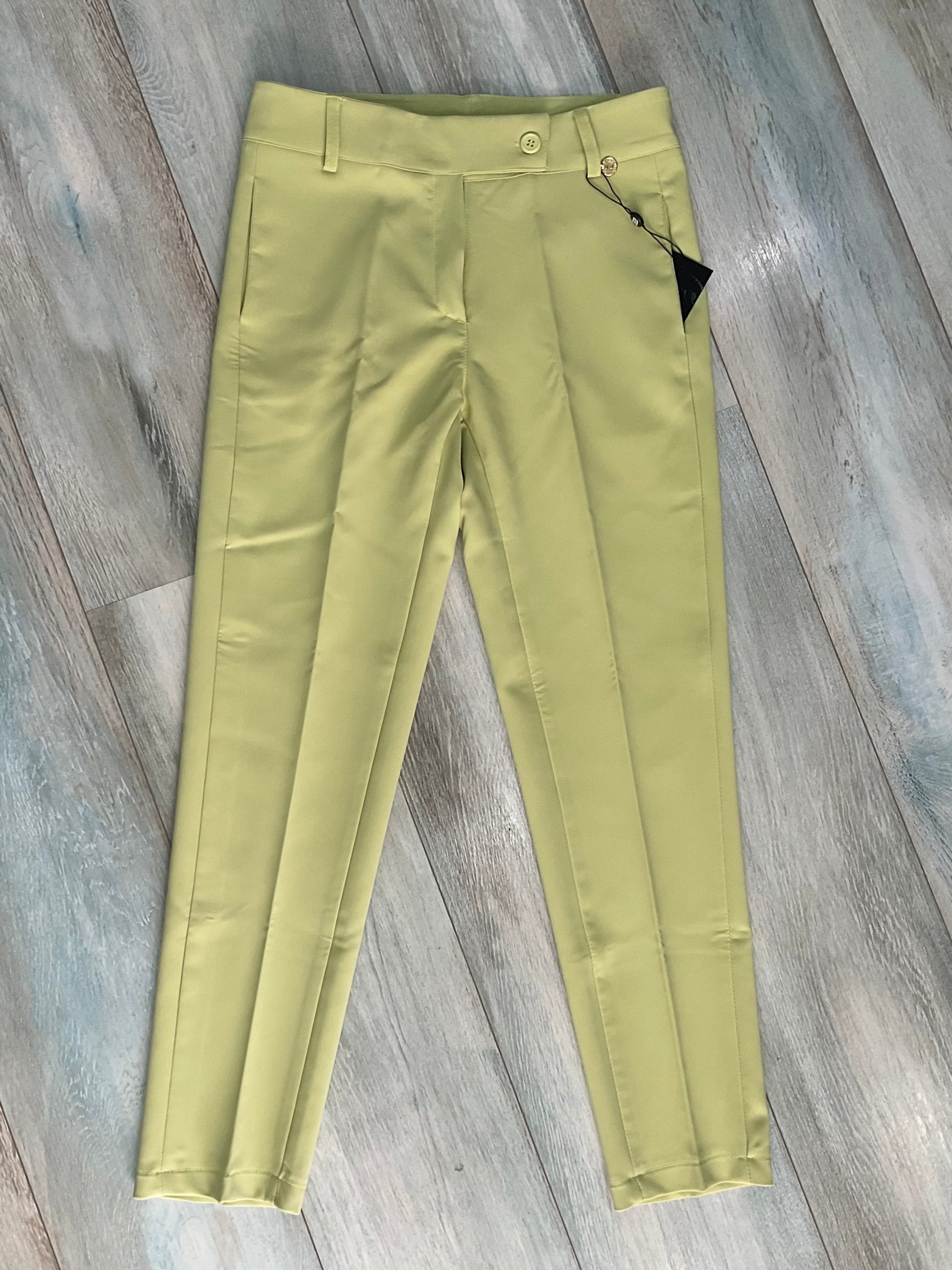 Pantalone capri donna vita alta colore verde chiaro con tasche a filo – vista frontale aperto - sù sfondo neutro Made in Italy Erica Bellucci
