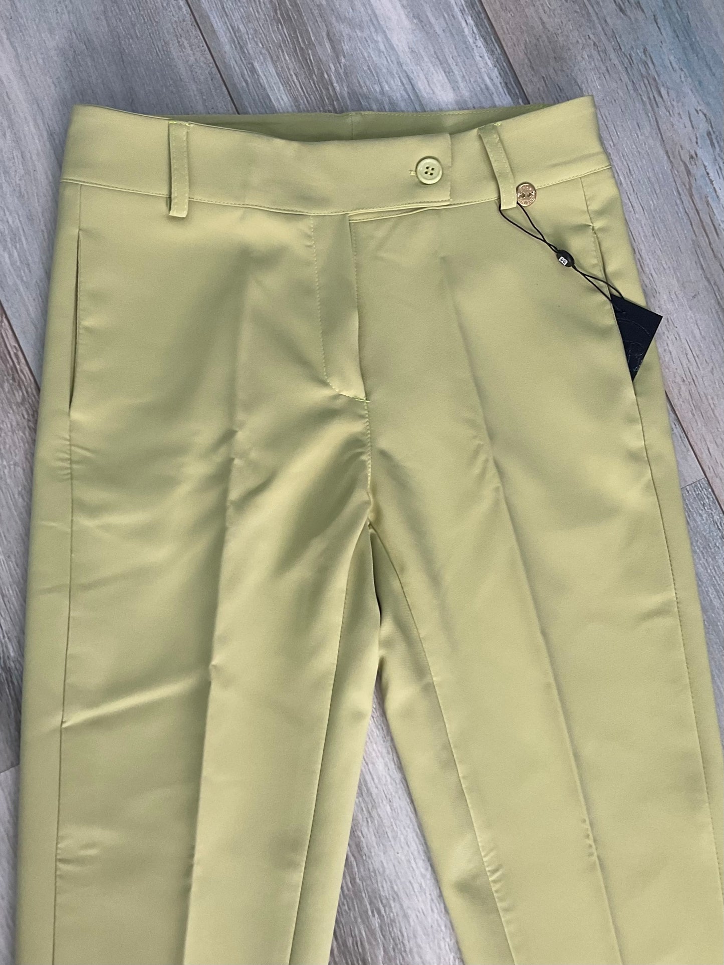 Pantalone capri donna vita alta colore verde chiaro con tasche a filo – dettaglio abbottonatura e tasche a filo - Made in Italy Erica Bellucci

