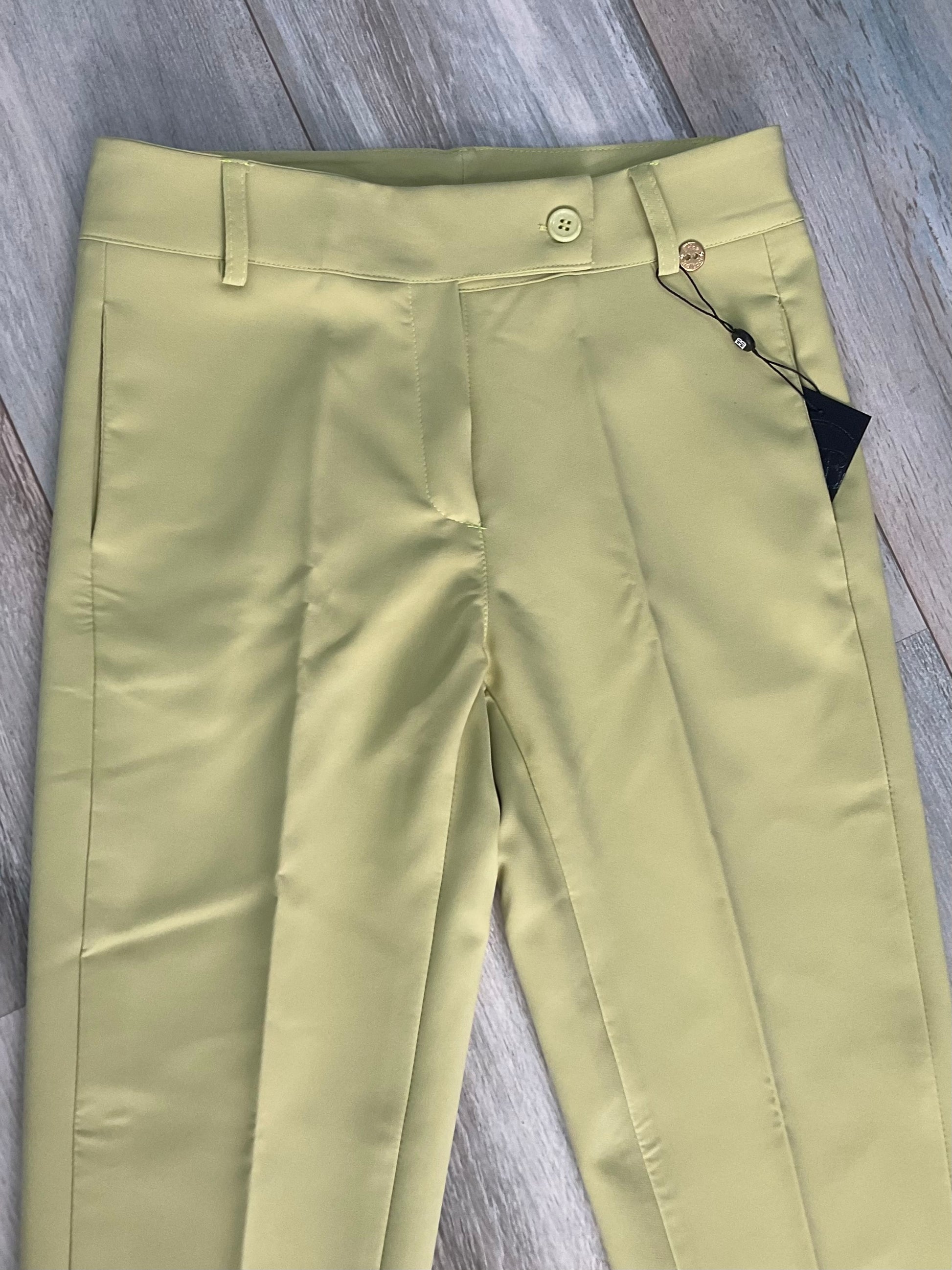 Pantalone capri donna vita alta colore verde chiaro con tasche a filo – dettaglio abbottonatura e tasche a filo - Made in Italy Erica Bellucci
