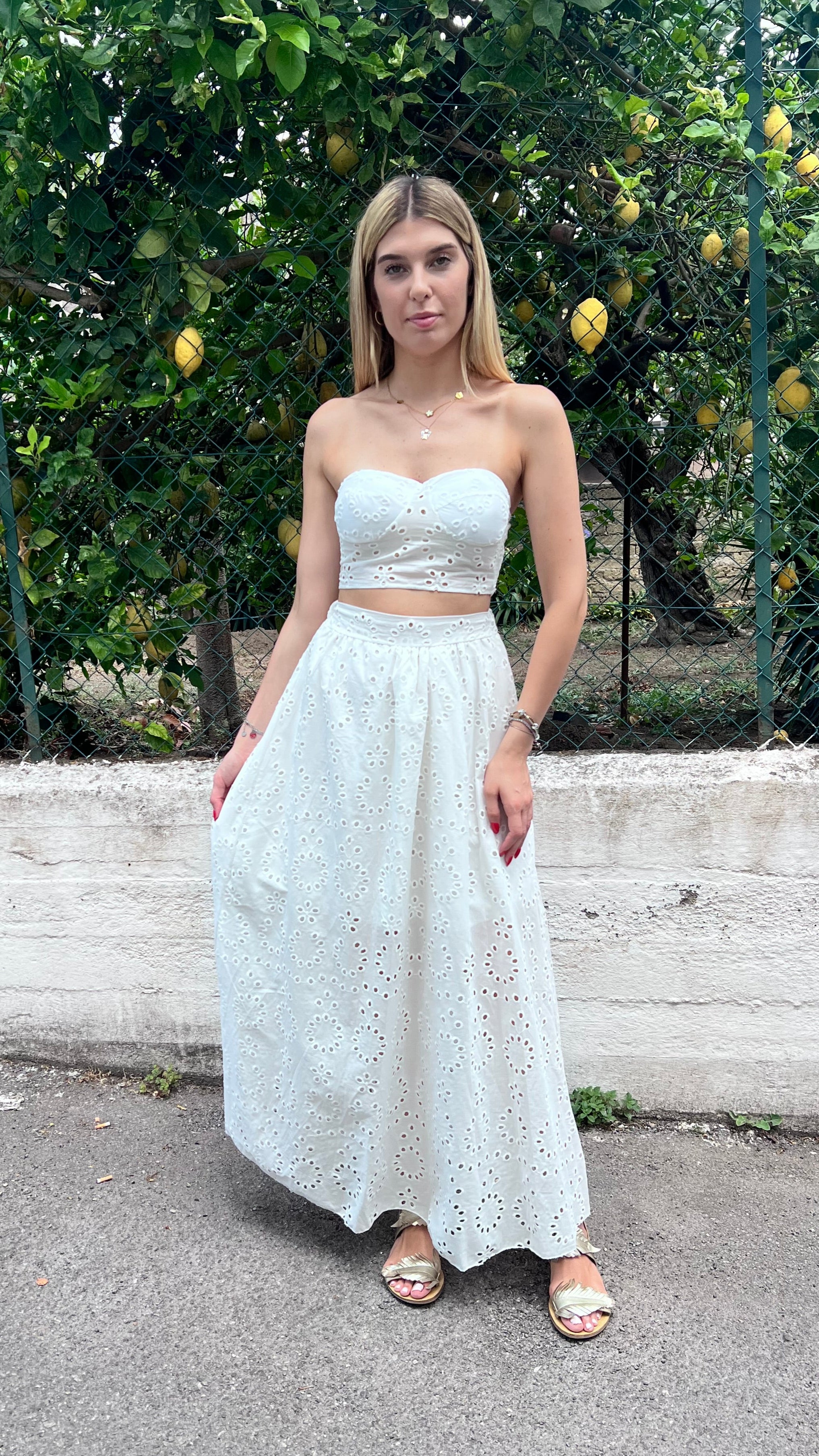 "Completo donna in pizzo San Gallo bianco con top a coppe e gonna midi"