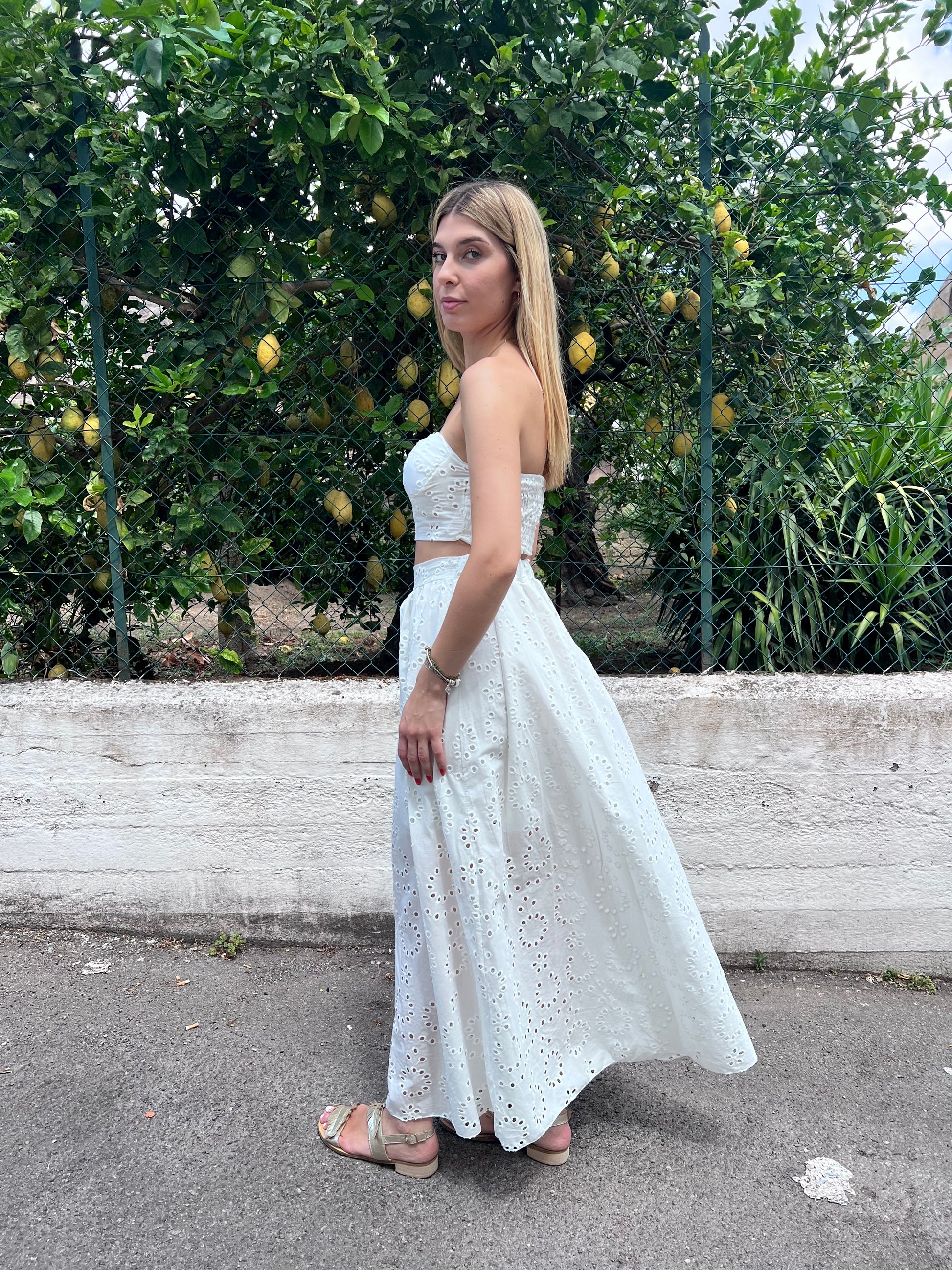 "Modella che indossa completo in pizzo San Gallo bianco, taglia unica"