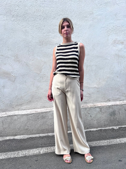 "Outfit completo Canotta Top Birdis - look estivo con top a righe e pantaloni palazzo beige, moda italiana contemporanea"