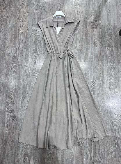 "Abito COSPICA fango - modello midi con colletto camicia e cintura in vita, stile elegante per outfit estivi"