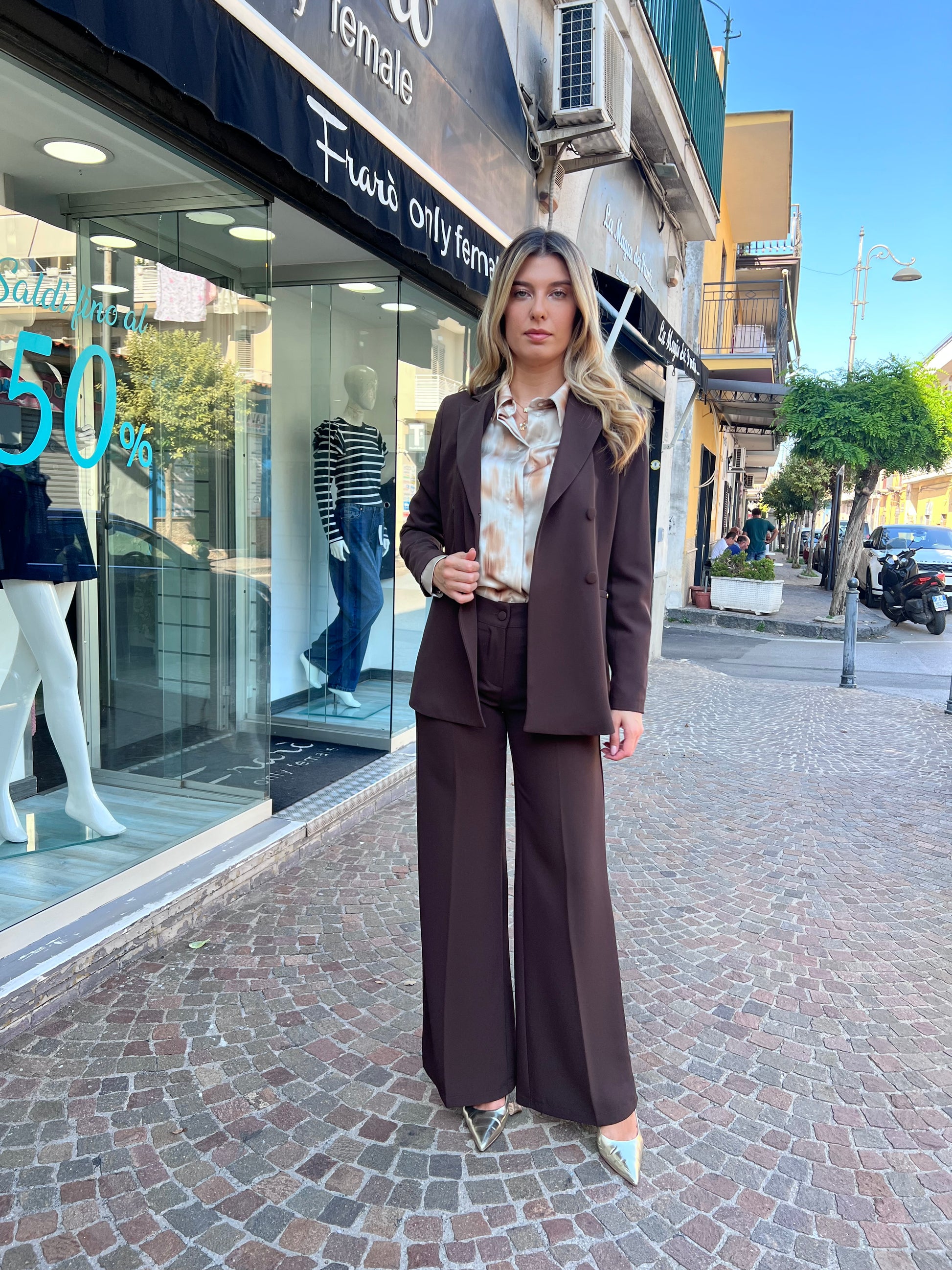 Dettaglio qualità tessuto tailleur donna - manifattura Made in Italy