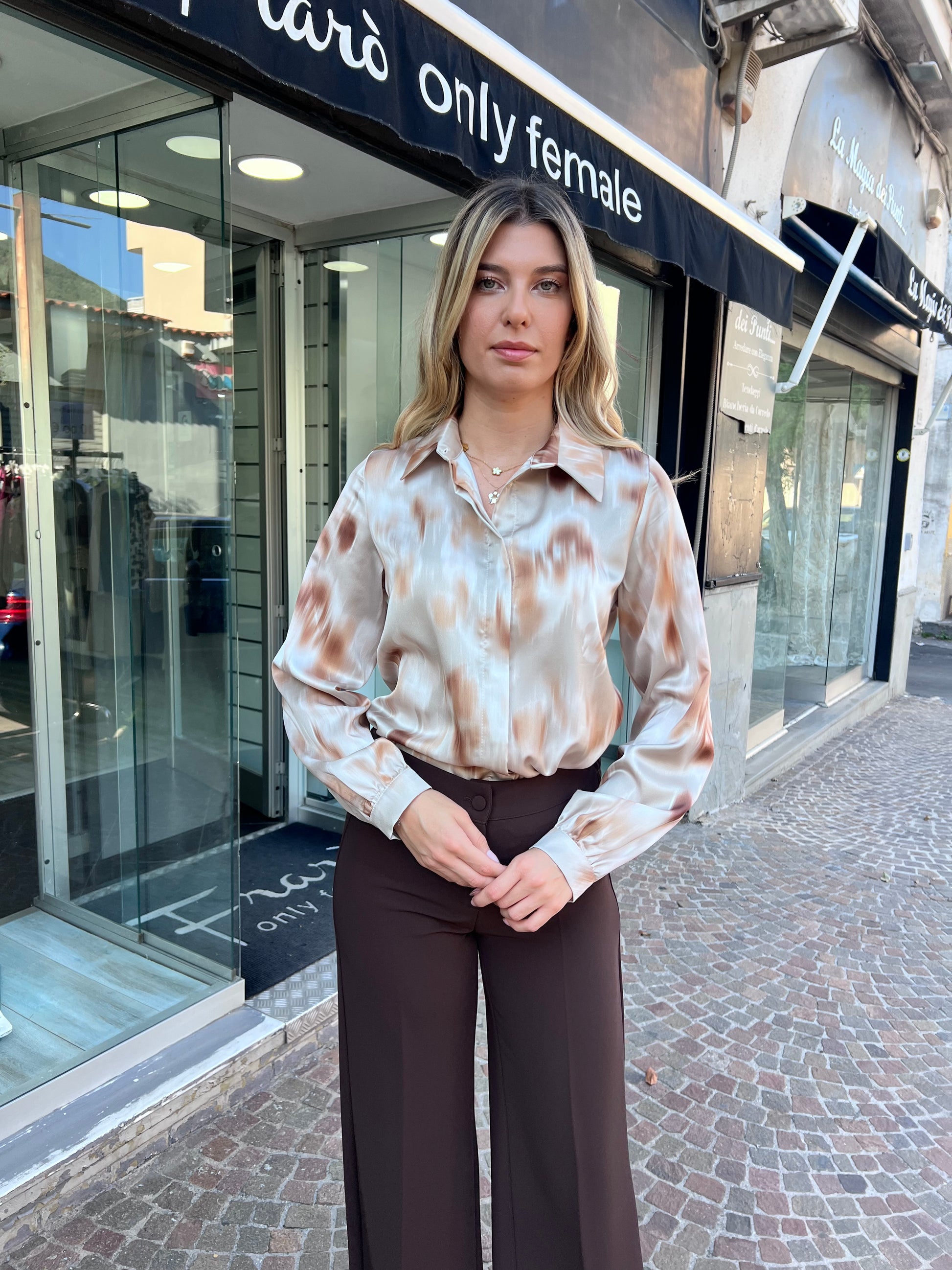 Camicia collo francese donna - dettaglio abbottonatura e manica lunga