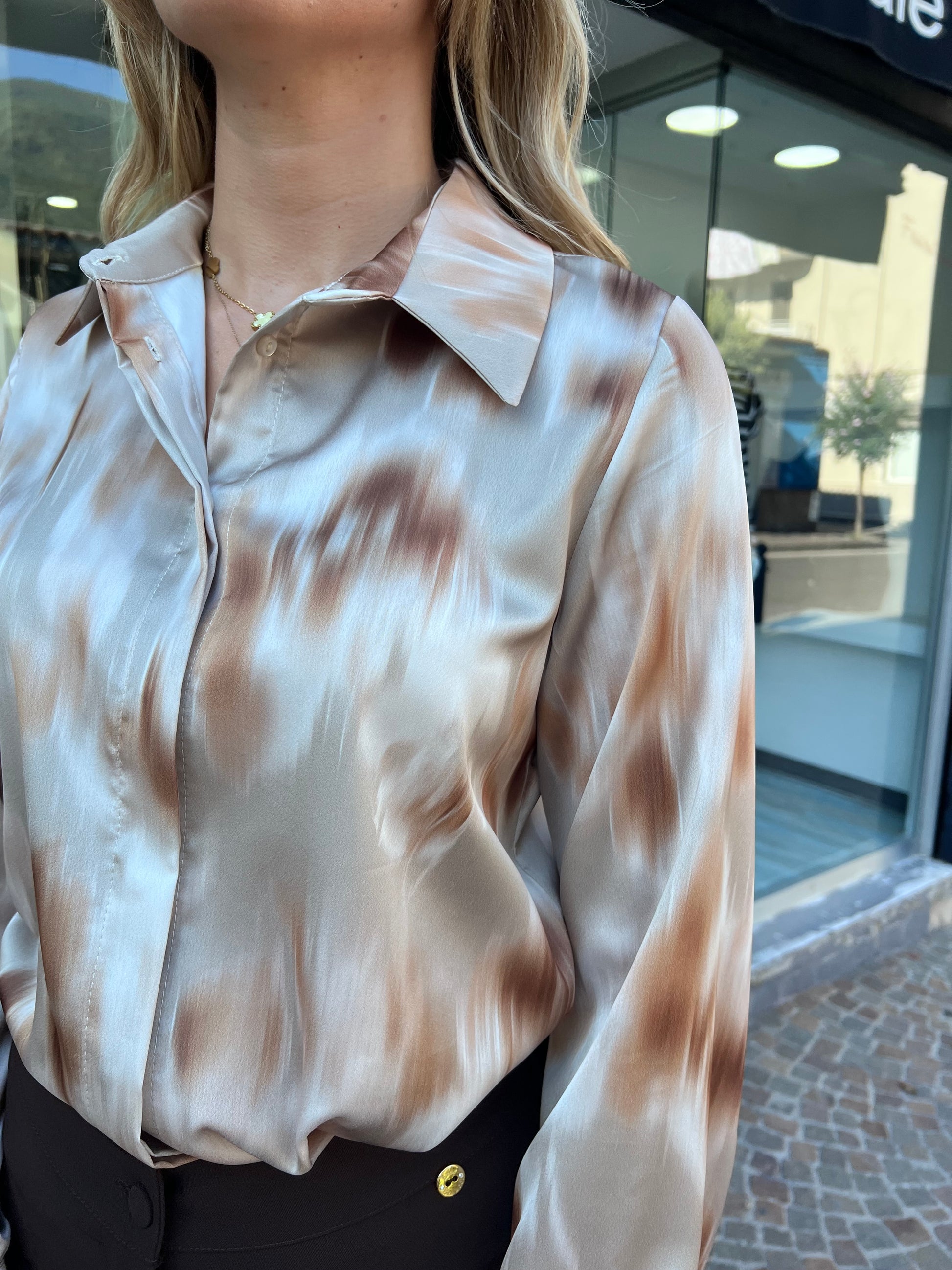 Camicia donna vestibilità comoda - vista laterale tessuto fantasia Made in Italy