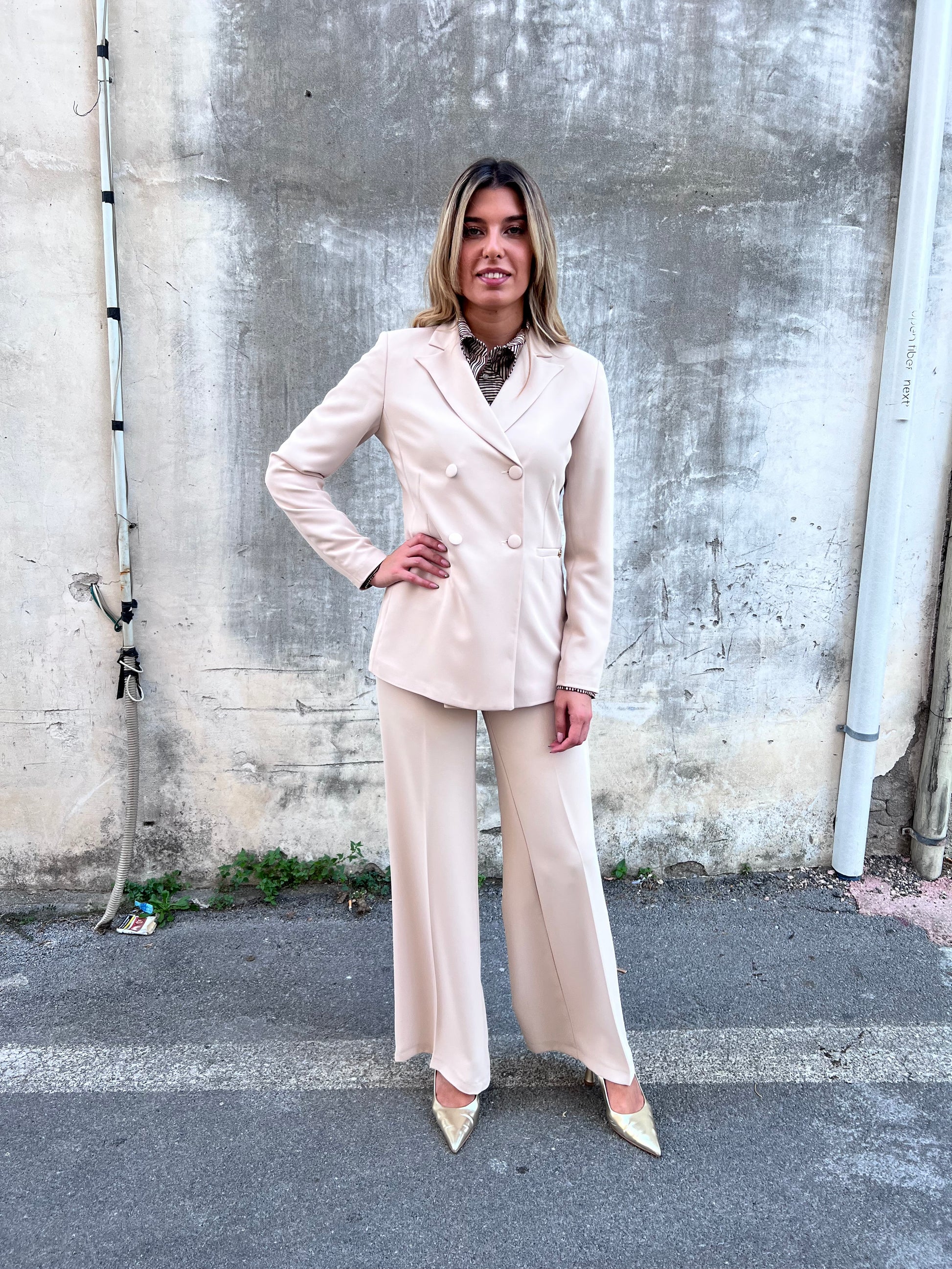 Dettaglio qualità tessuto tailleur burro - manifattura Made in Italy premium