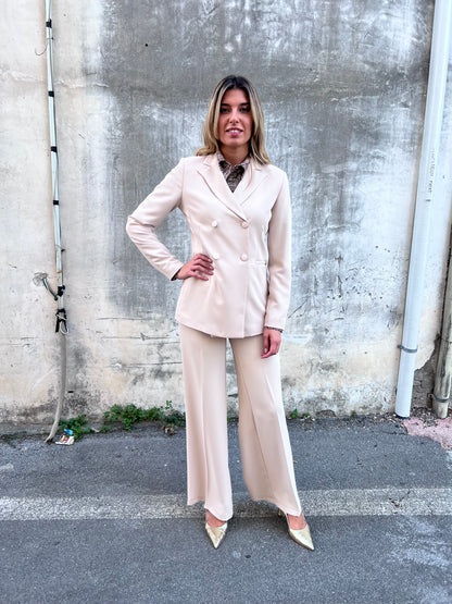 Dettaglio qualità tessuto tailleur burro - manifattura Made in Italy premium