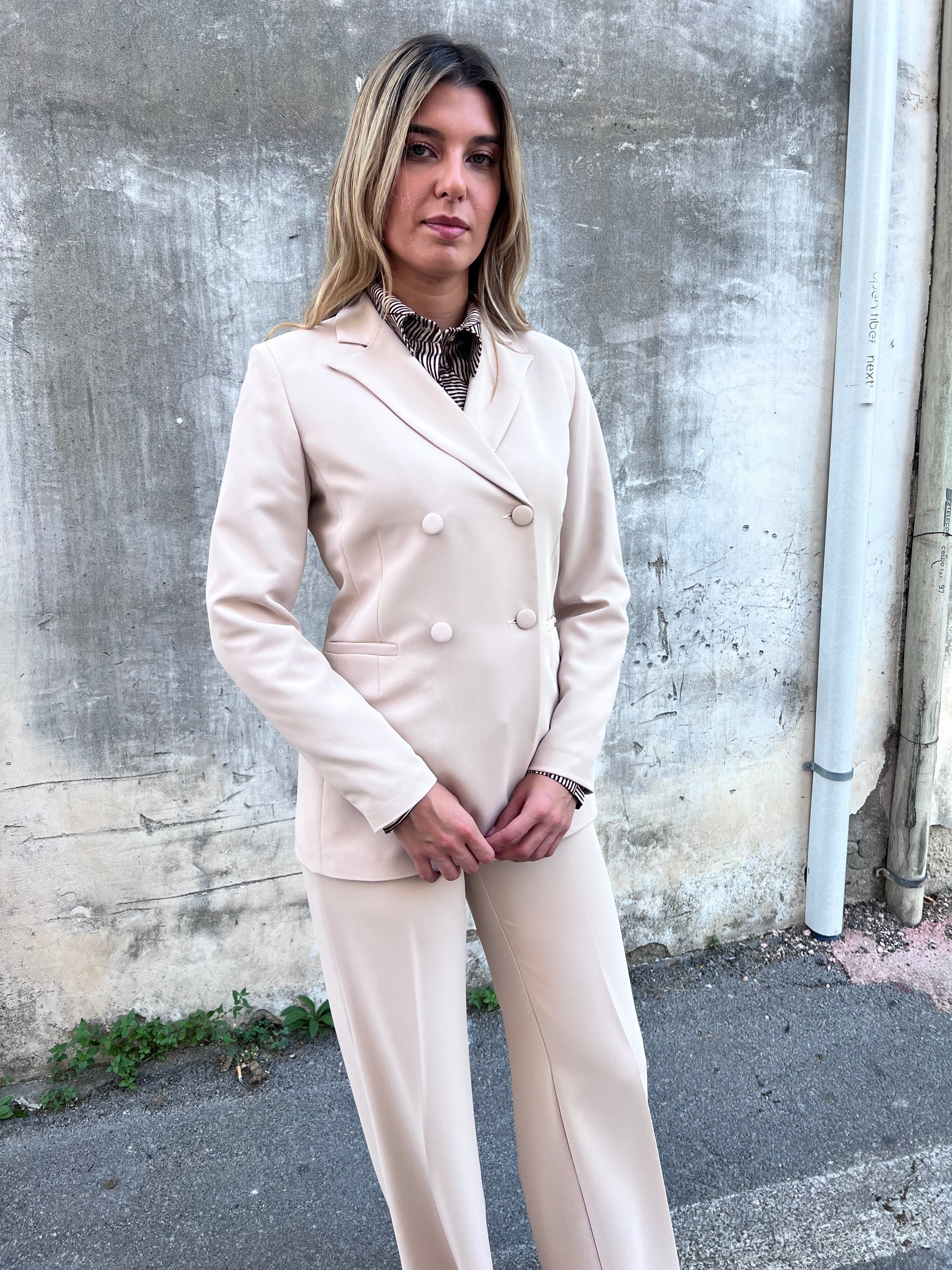 Blazer doppio petto tailleur donna burro - dettaglio bottoni e vestibilità raffinata