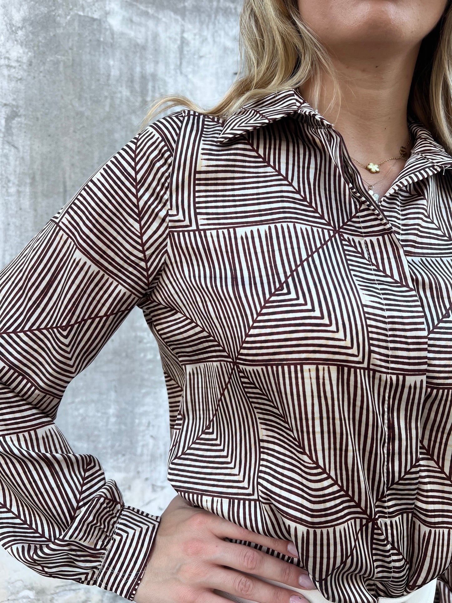 Camicia collo francese donna - dettaglio tessuto fantasia effetto seta