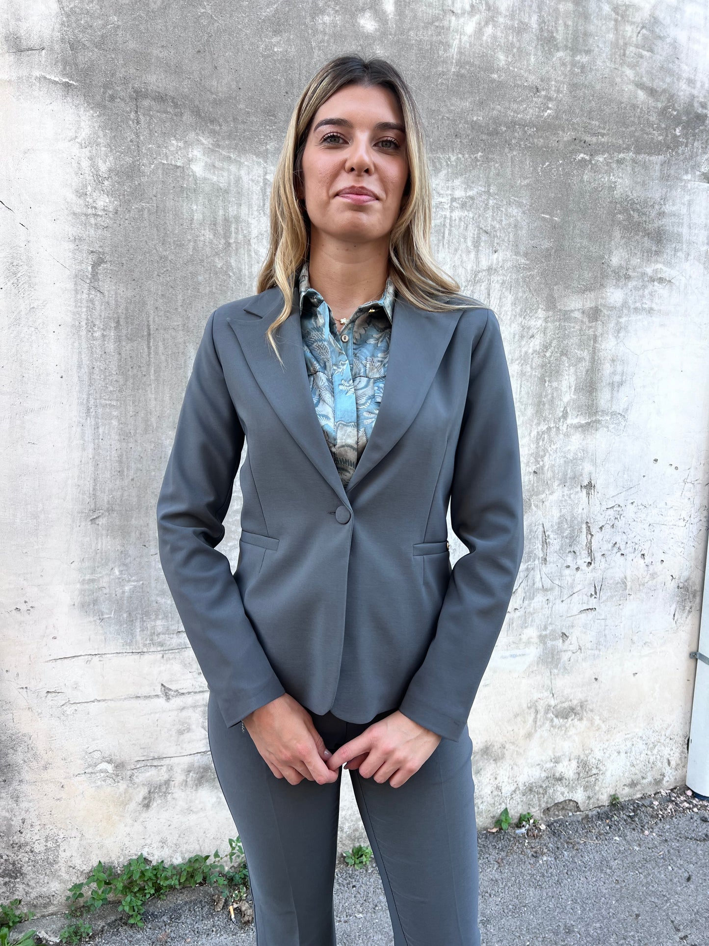 Giacca 1 bottone tailleur donna grigio - dettaglio vestibilità avvitata elegante