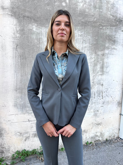 Giacca 1 bottone tailleur donna grigio - dettaglio vestibilità avvitata elegante