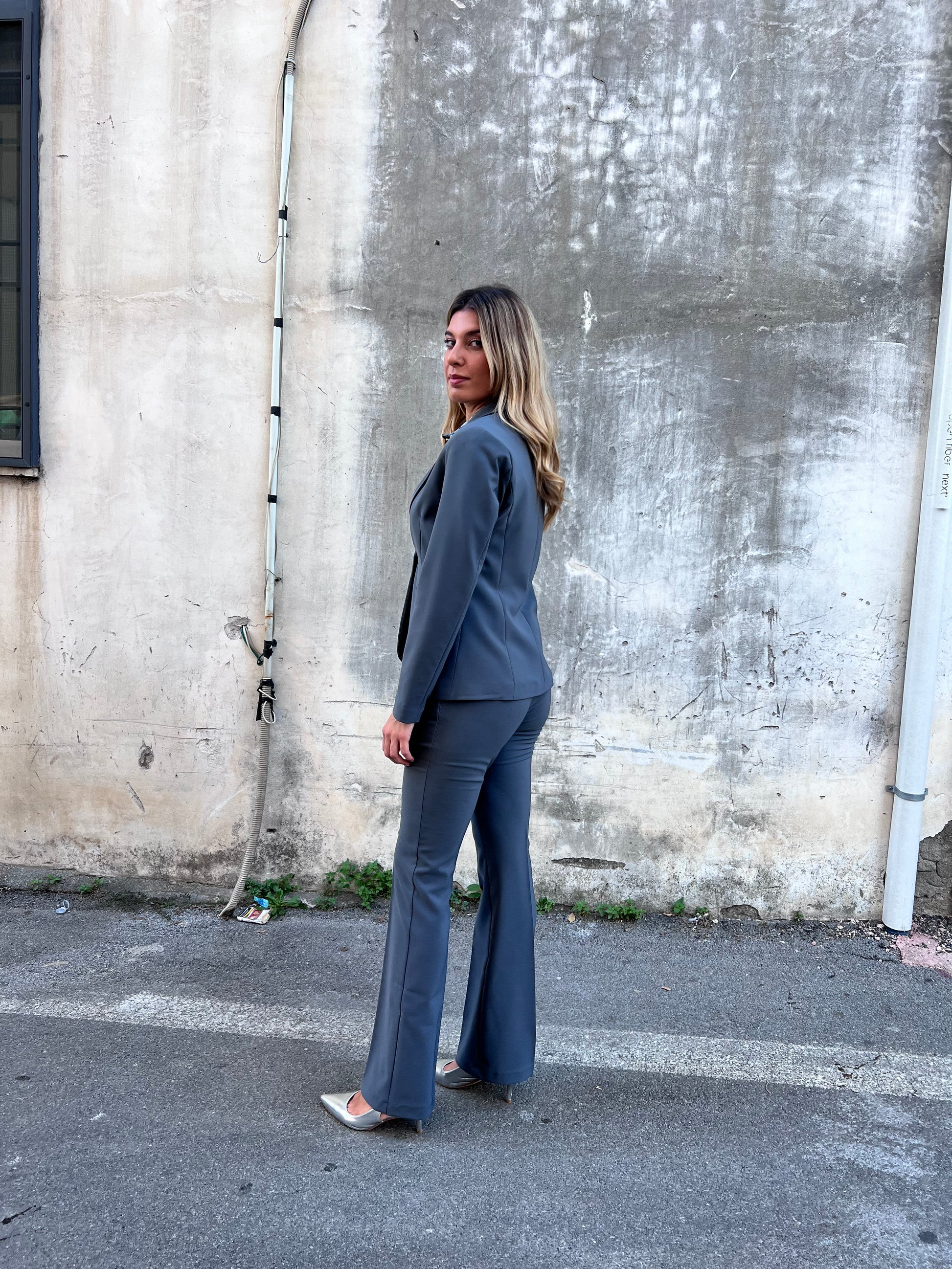 Tailleur completo donna Erica Bellucci grigio - vista laterale giacca e pantalone