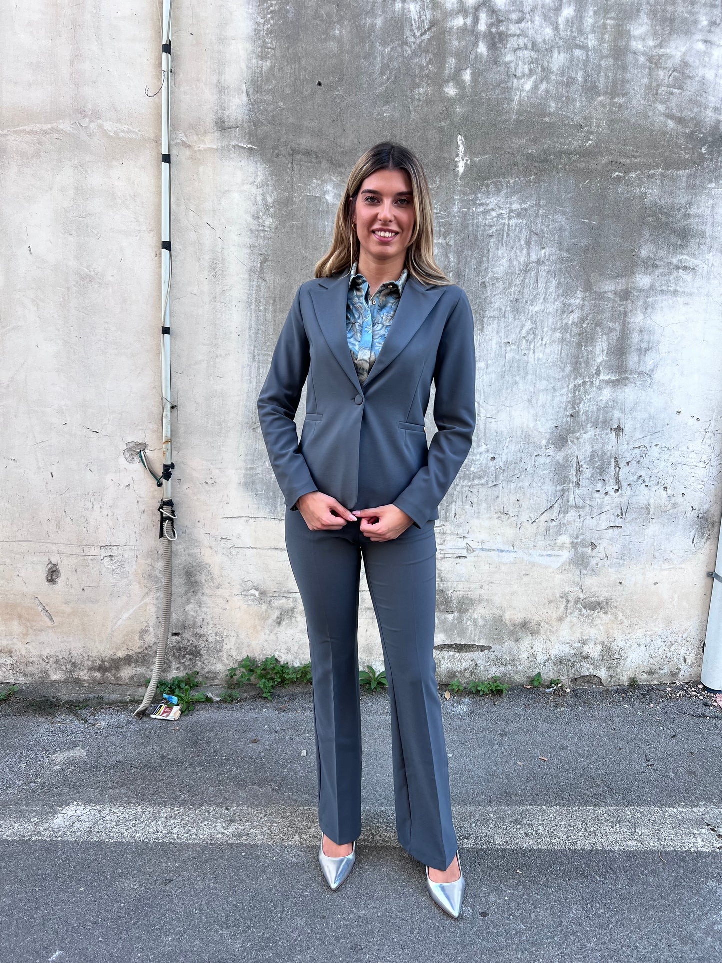 Dettaglio qualità tessuto tailleur grigio - manifattura Made in Italy premium