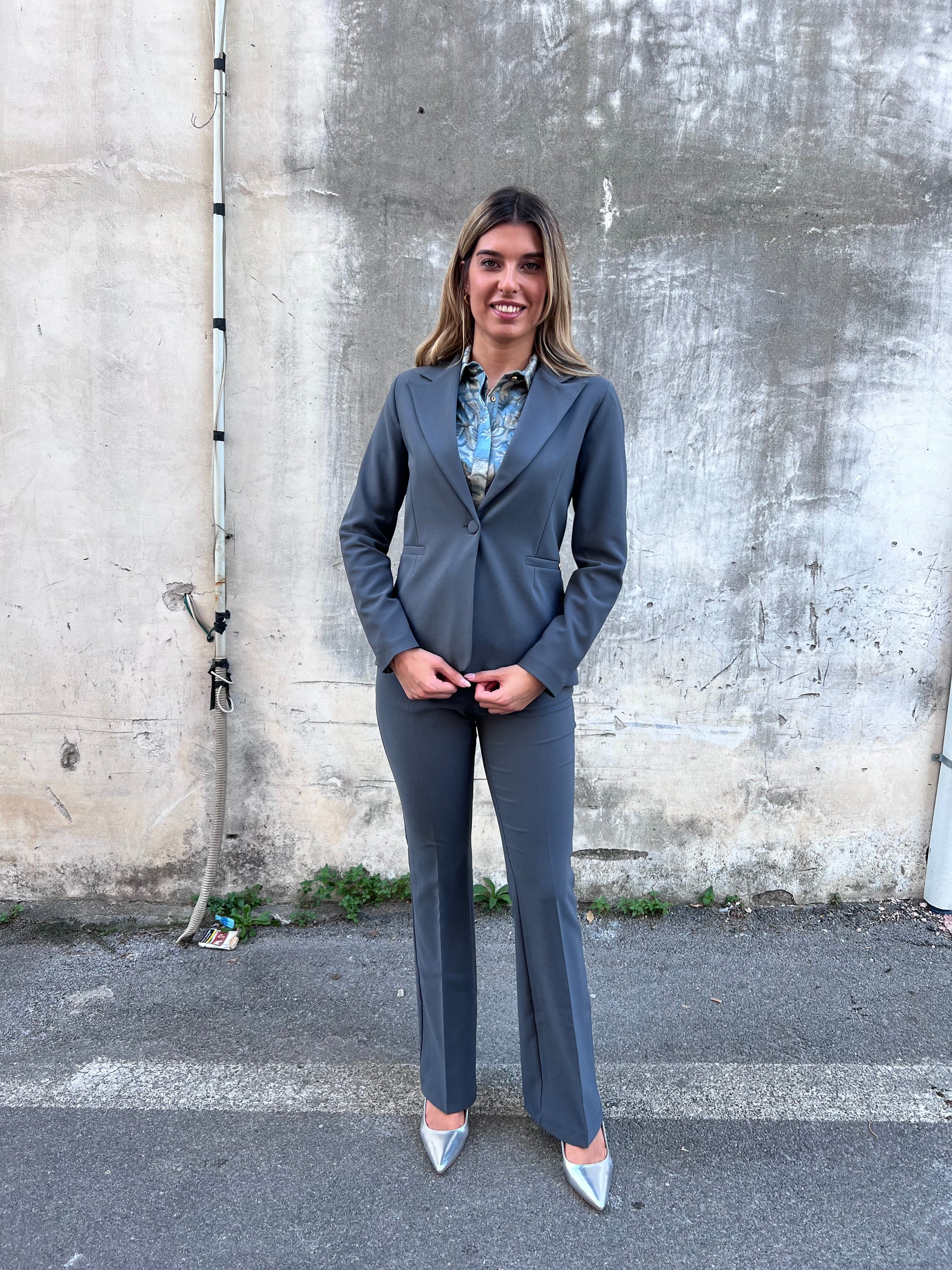 Dettaglio qualità tessuto tailleur grigio - manifattura Made in Italy premium