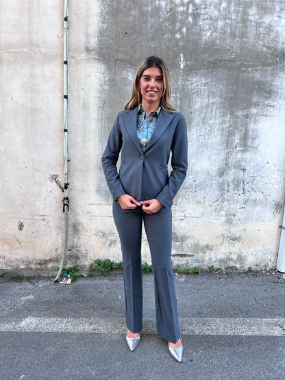 Dettaglio qualità tessuto tailleur grigio - manifattura Made in Italy premium