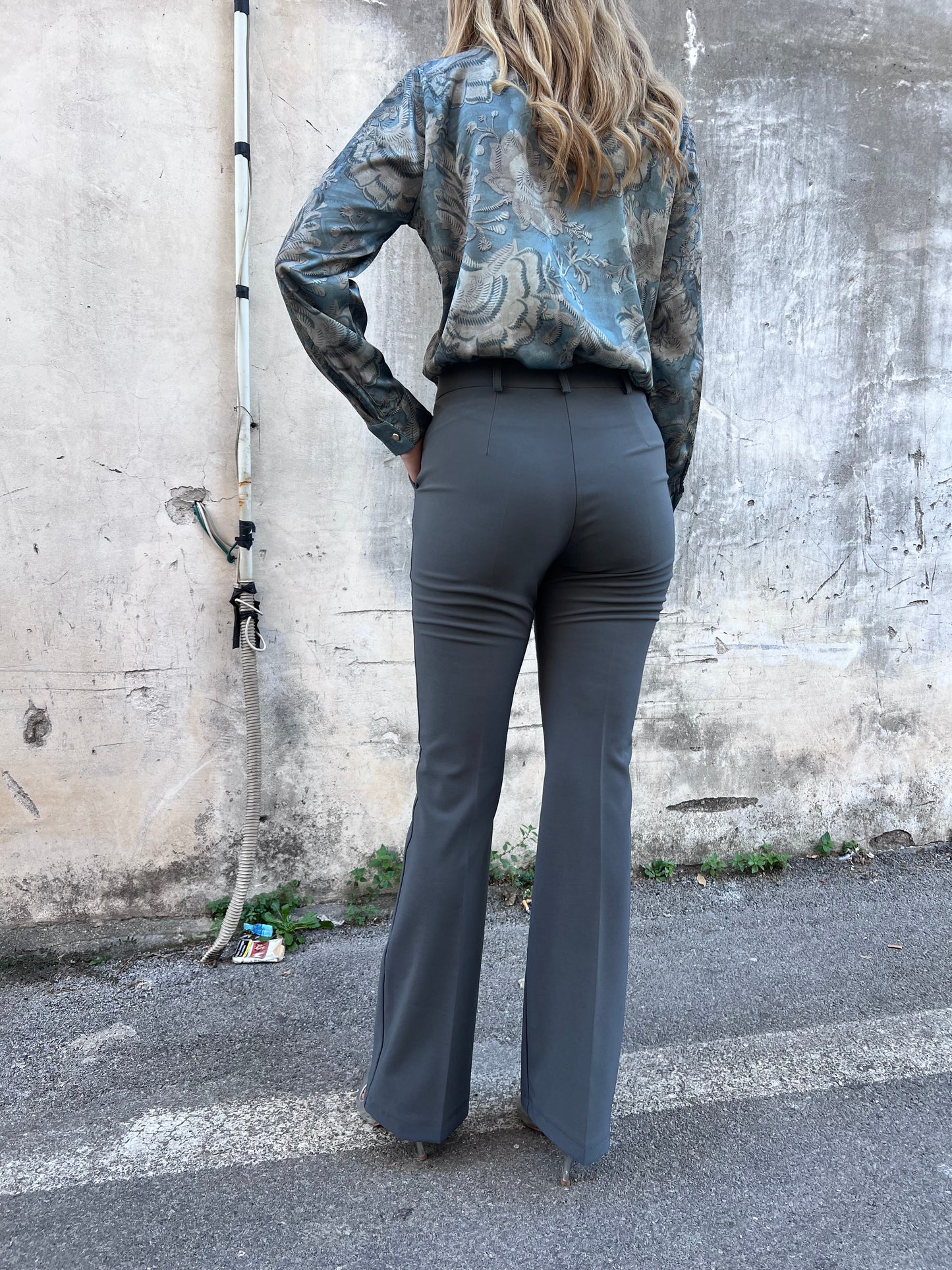  "Pantalone zampa tailleur donna grigio Erica Bellucci - vista posteriore taglio moderno vita alta, tessuto premium 