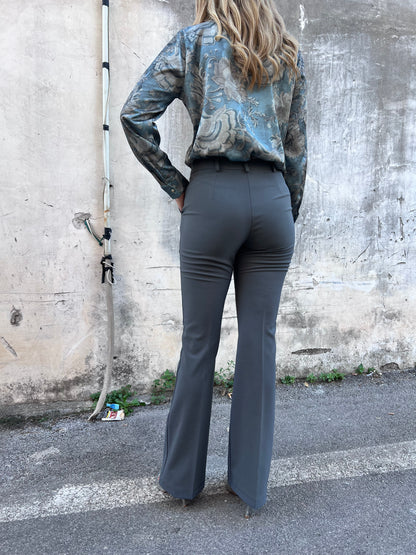  "Pantalone zampa tailleur donna grigio Erica Bellucci - vista posteriore taglio moderno vita alta, tessuto premium 
