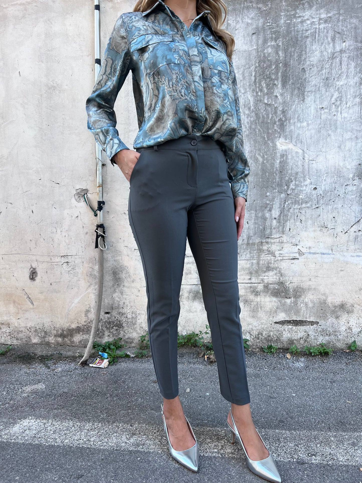 Pantalone capri tailleur donna grigio - taglio slim fit moderno