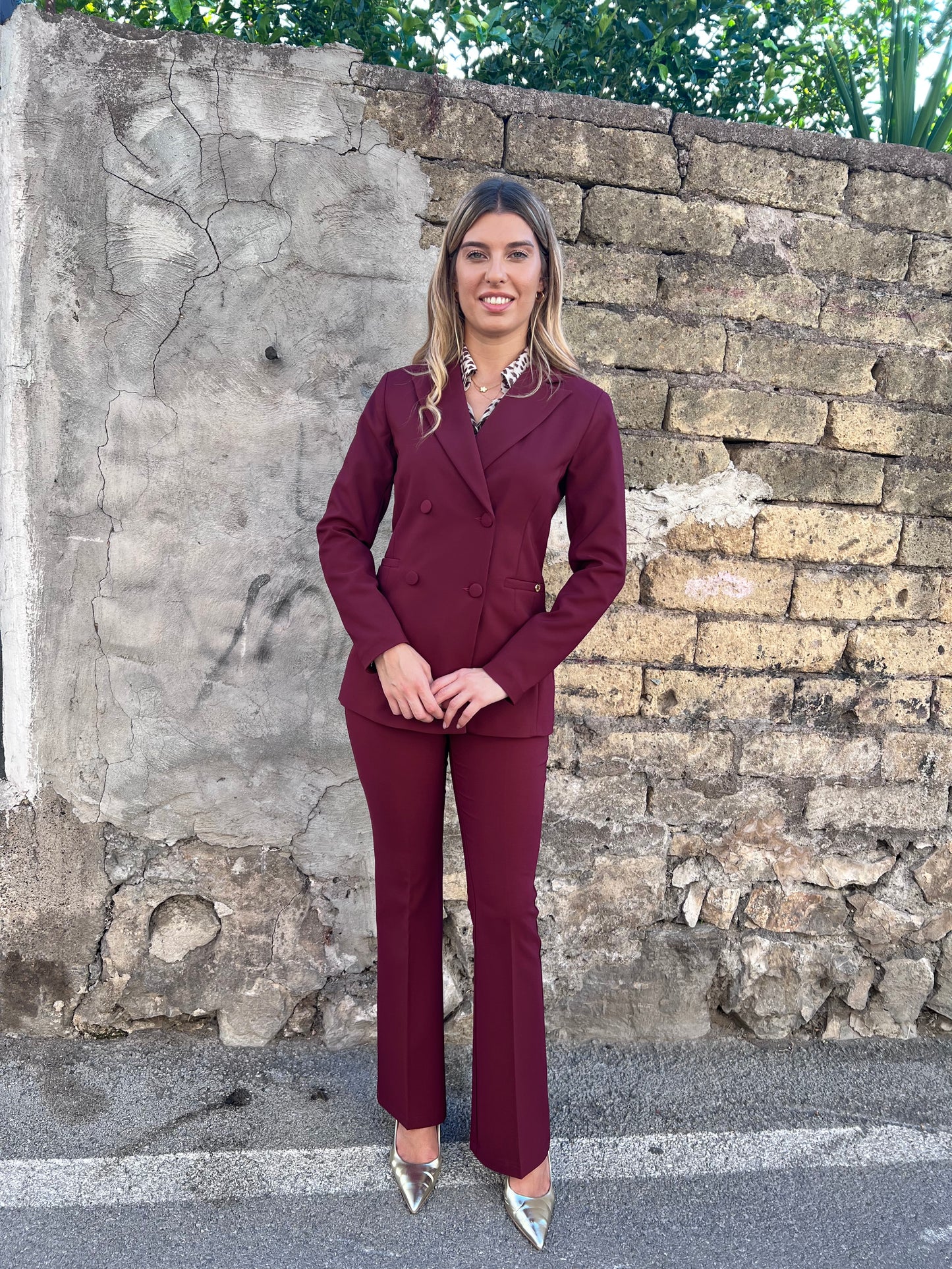 Tailleur completo donna Erica Bellucci bordeaux - vista laterale blazer e pantalone zampa