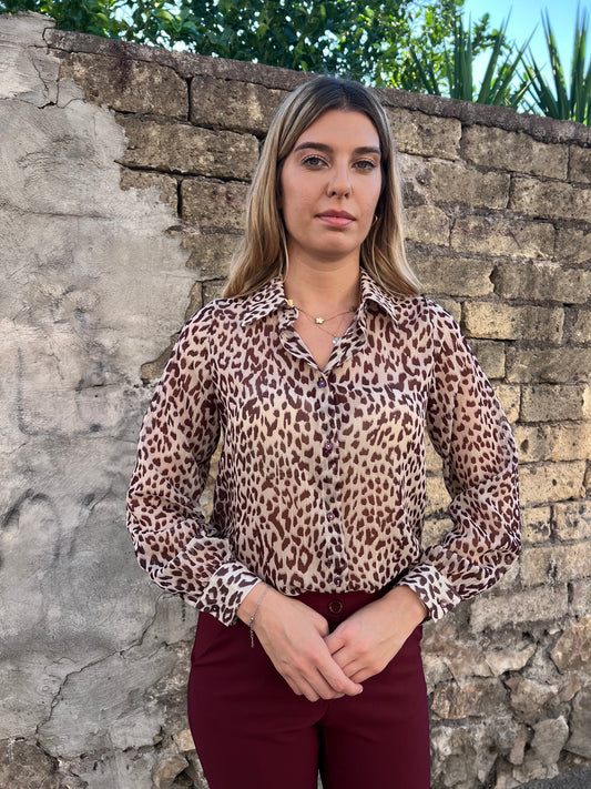  "Camicia donna Erica Bellucci 157 fantasia animalier bordeaux e beige - Vista frontale con collo francese"