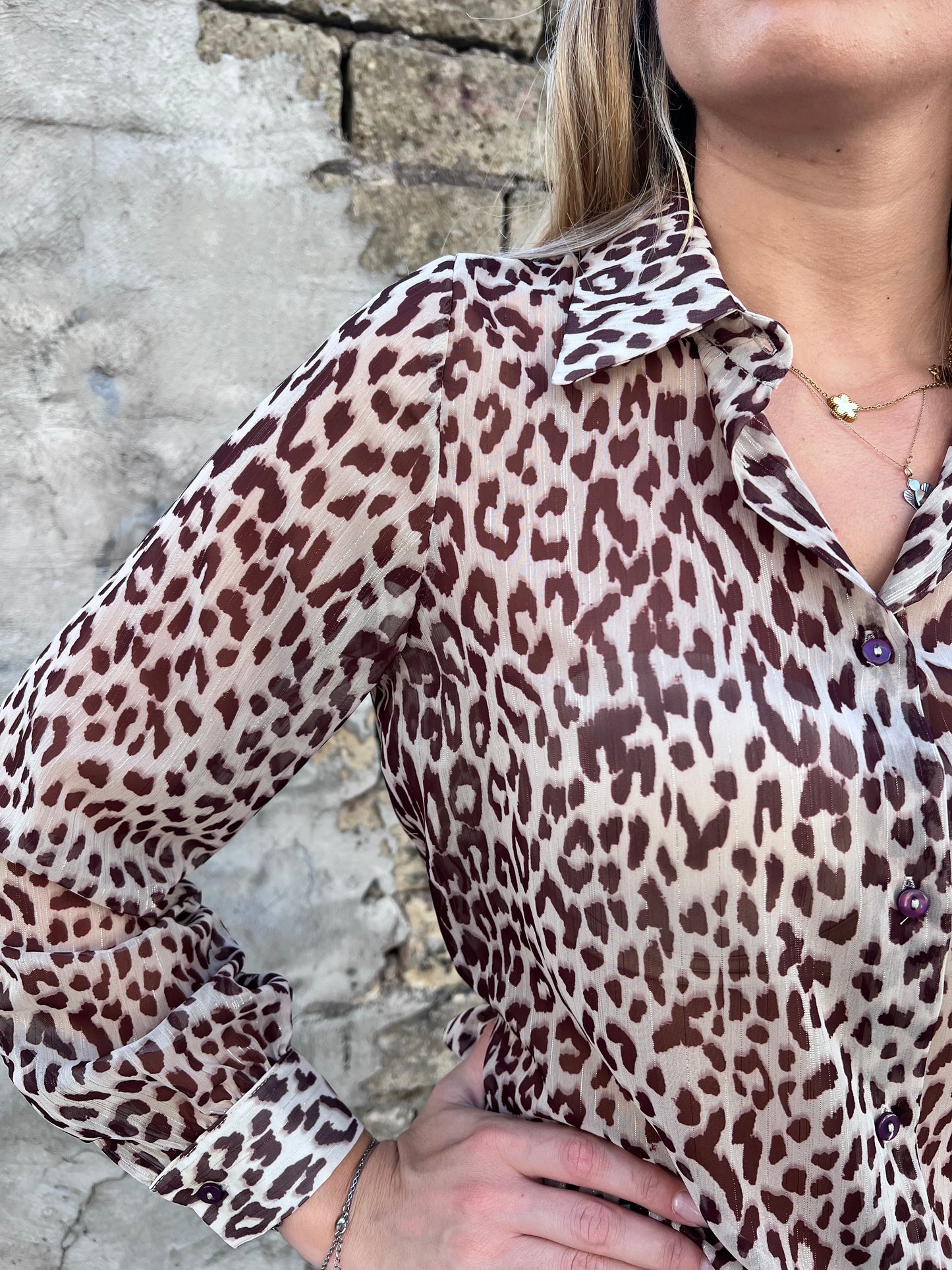 "Dettaglio abbottonatura frontale camicia animalier Erica Bellucci 157 - Qualità premium italiana"