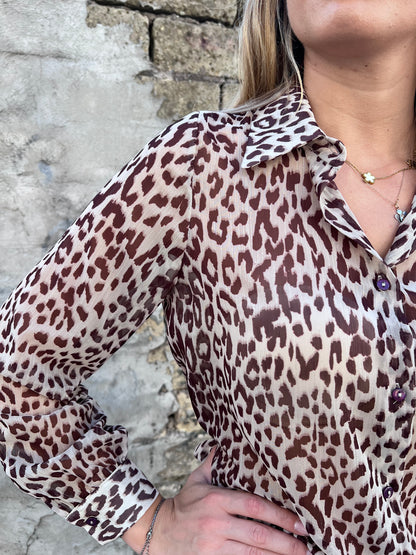 "Dettaglio abbottonatura frontale camicia animalier Erica Bellucci 157 - Qualità premium italiana"