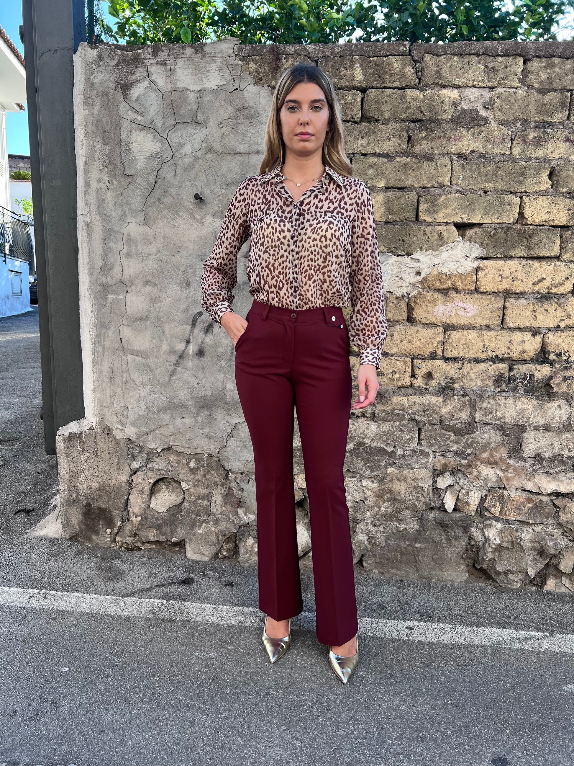 "Close-up pattern animalier bordeaux beige camicia Erica Bellucci 157 - Texture semi trasparente"