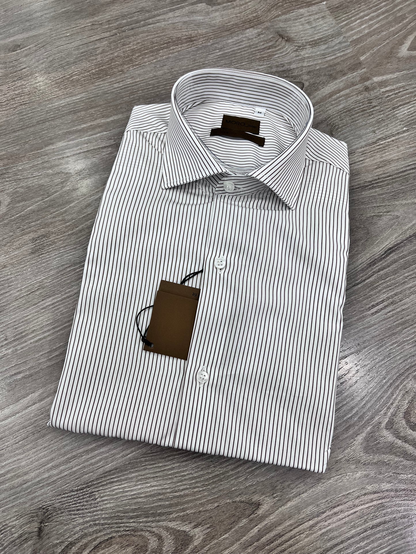 "Dettaglio collo francese camicia rigata - qualità artigianale italiana"