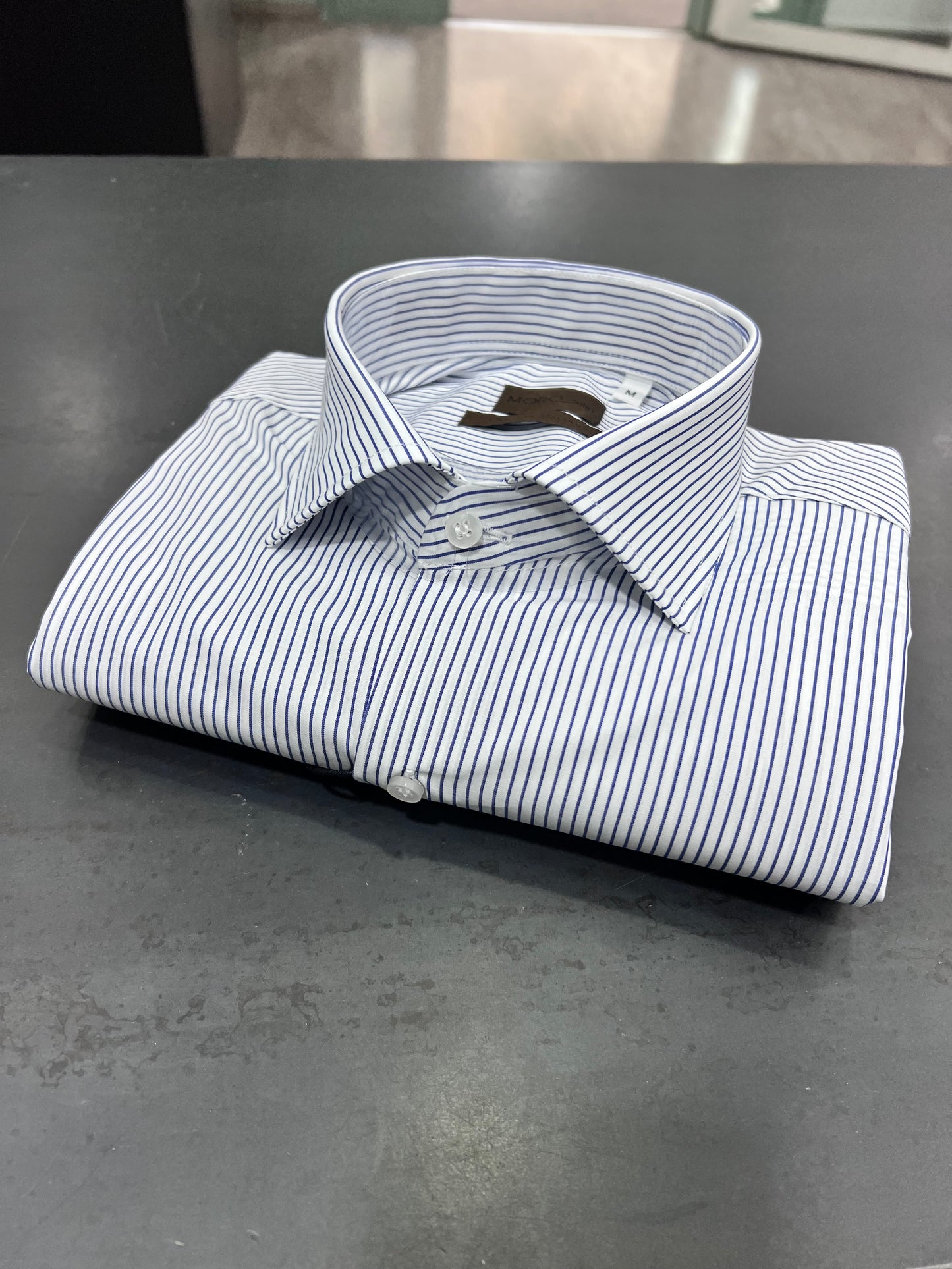 "Camicia uomo rigata blu - dettaglio fantasia a righe tessuto cotone"