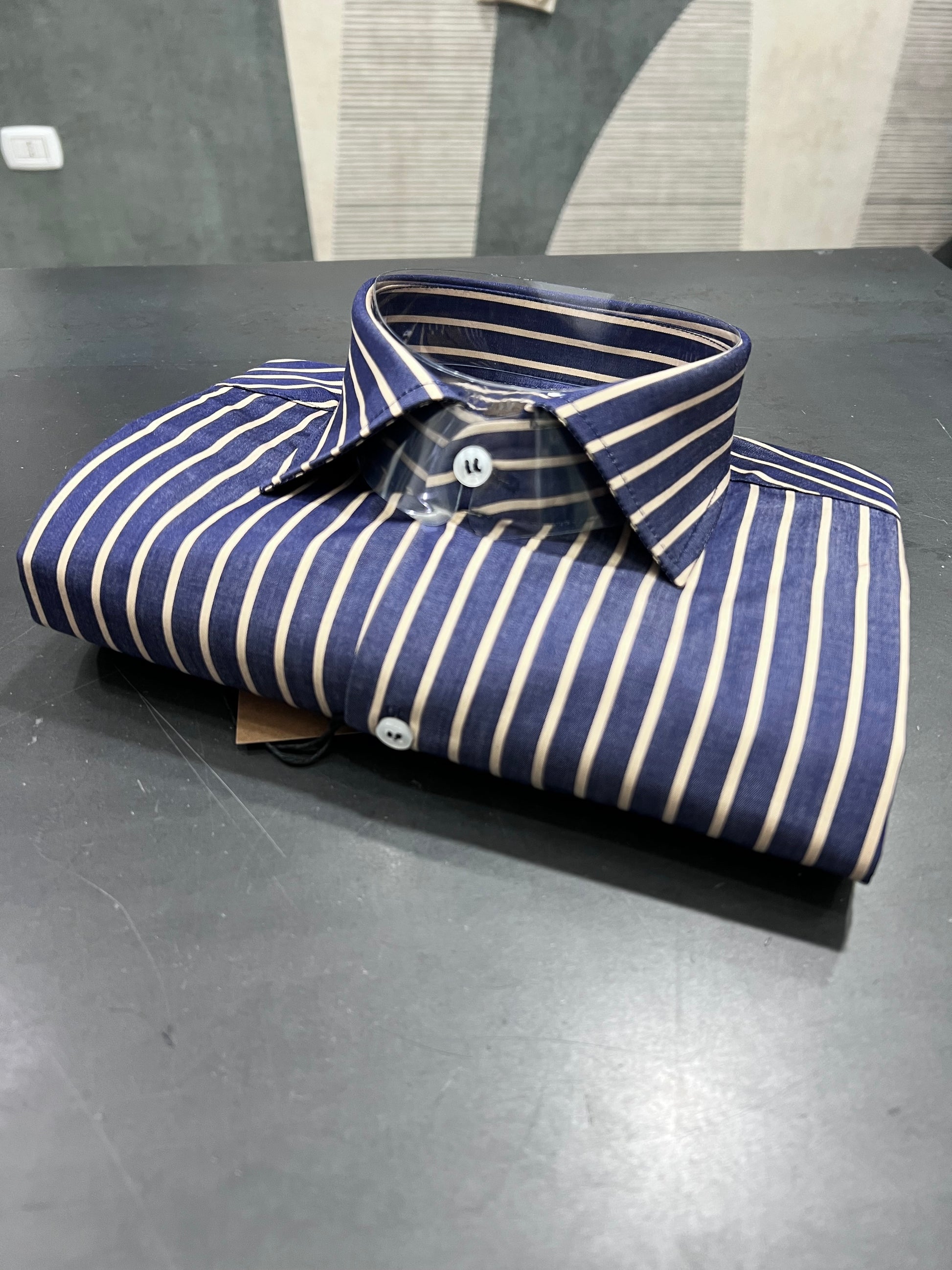 "Camicia uomo a righe beige - vista frontale completa"