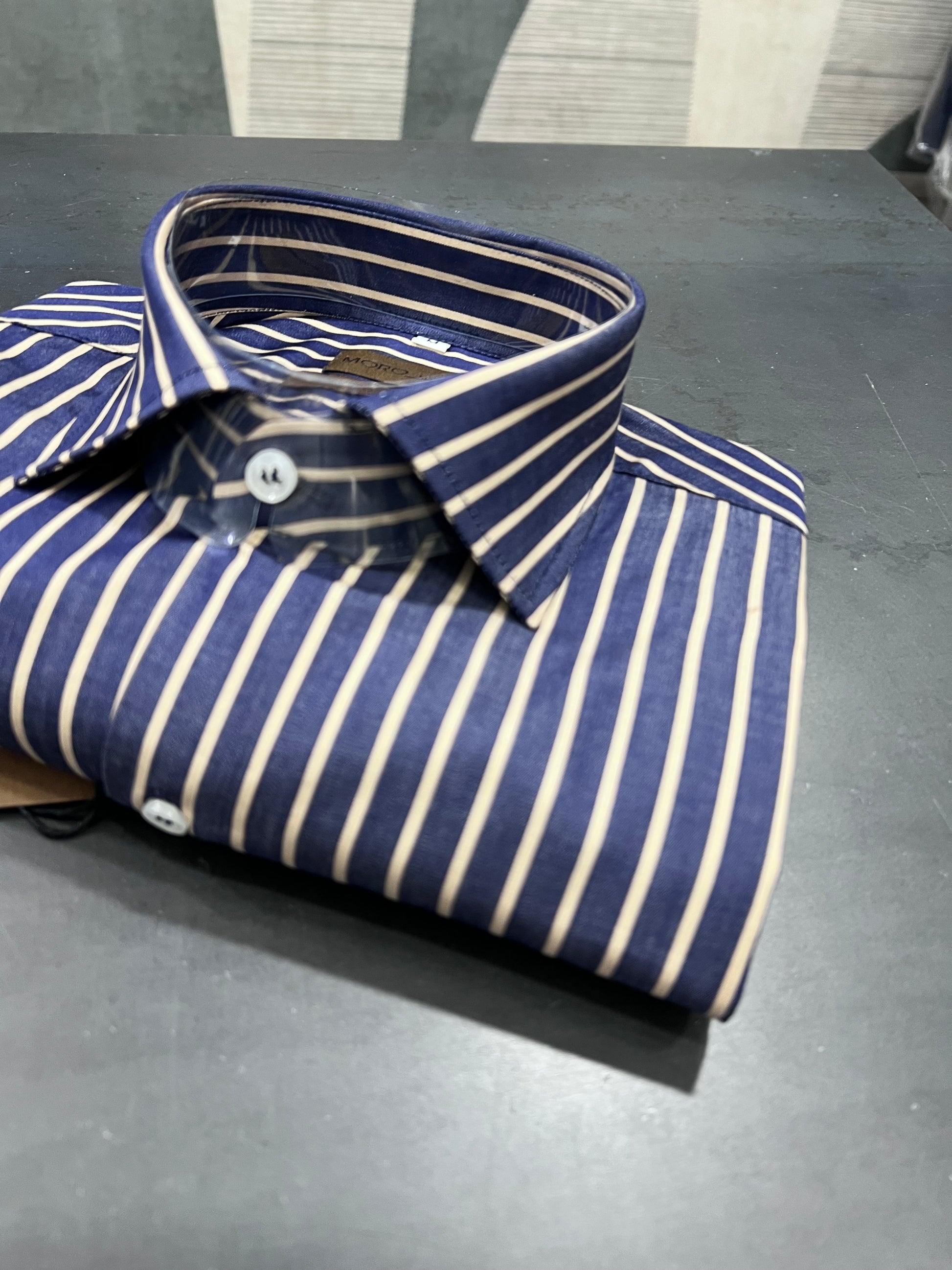 "Camicia uomo cotone premium - dettaglio collo francese e righe beige"