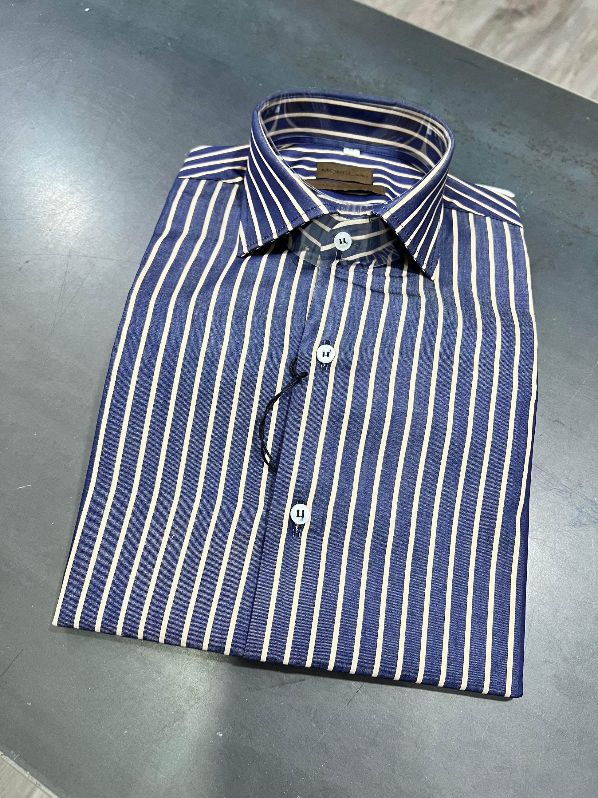 "Camicia uomo elegante - dettaglio tessuto cotone e manifattura italiana"