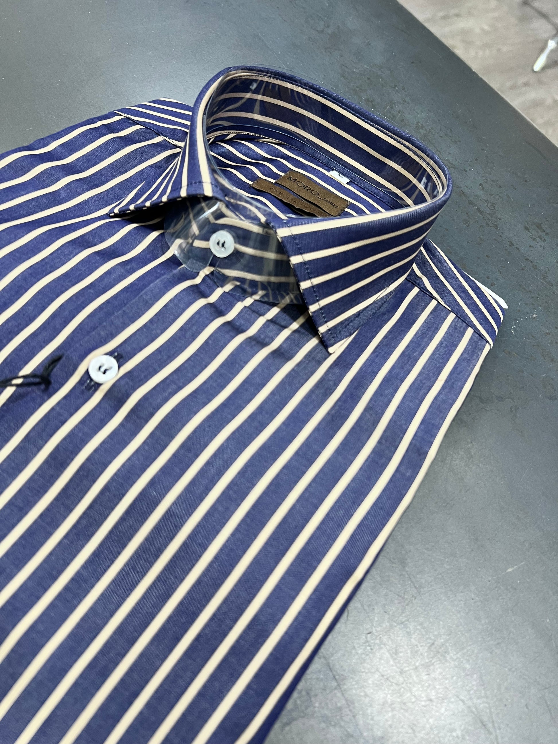 "Camicia uomo Made in Italy - vista laterale vestibilità avvitata"